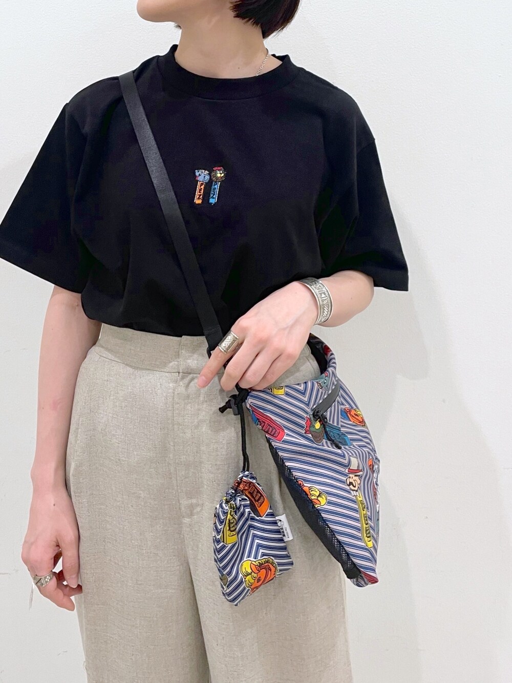 「イアパピヨネ、ear PAPILLONNER、グルカサンダル、カラー×コーデ、タックイン、モノトーン、ロゴT、プチプラ、ラクチンコーデ、Tシャツ、セットアップ、ブルーコーデ、リラックススタイル、大人コーデ、休日スタイル」｜「ear PAPILLONNERの"PEZ（ペッツ）×ear" ショルダーバッグ ZOO＆サーカス（ショルダーバッグ、ブルー系）」を使った、ear_yamadaさん（レディース・159cm）の春コーディネートの3枚目の写真