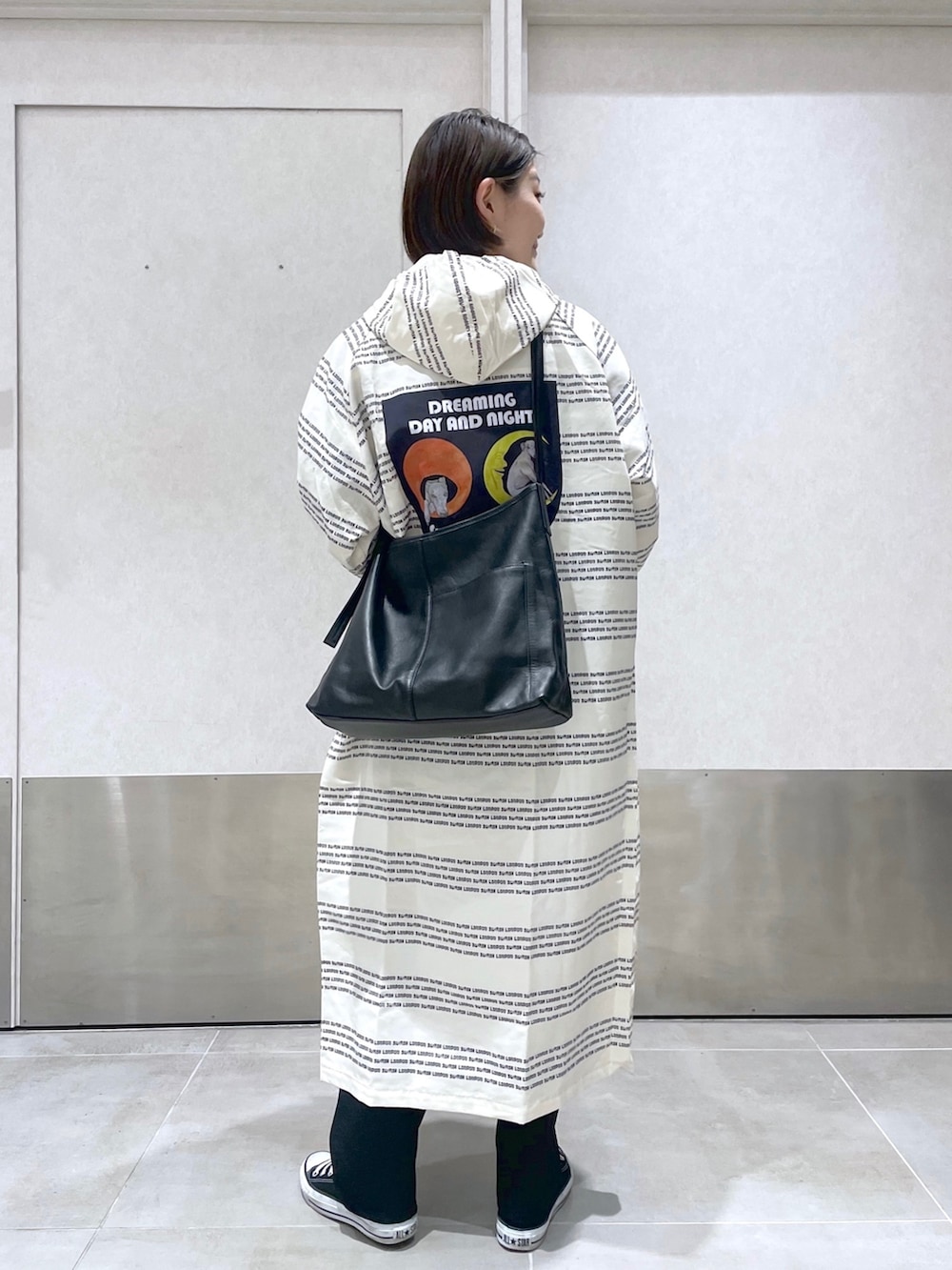 「イアパピヨネ、ear PAPILLONNER、モノトーン、休日スタイル、ショルダーバッグ、ボーダー、コンバース、レインコート、雨の日コーデ、スニーカー、ストリート、梅雨、雨の日、フレアパンツ、ロゴ」｜「インスタ😊のアイテム（その他、ピンク系）」を使った、ear_yamadaさん（レディース・159cm）の春コーディネートの3枚目の写真