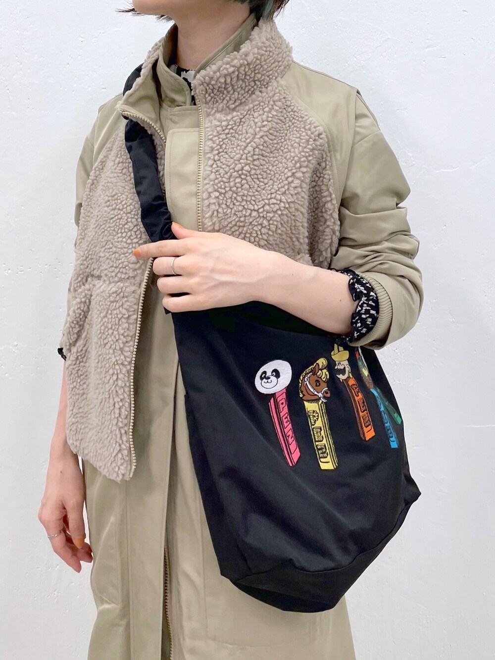 「秋服まるっと大公開、イアパピヨネ、ear PAPILLONNER、PEZ、ブーツ、ショルダーバッグ、ベージュ、ジャケットスタイル、お出かけコーデ、セットアップ、シンプルコーデ、休日スタイル、きれいめカジュアル、淡色コーデ、ベスト」｜「インスタ😊のアイテム（その他、ピンク系）」を使った、ear_yamadaさん（レディース・159cm）の秋コーディネートの2枚目の写真
