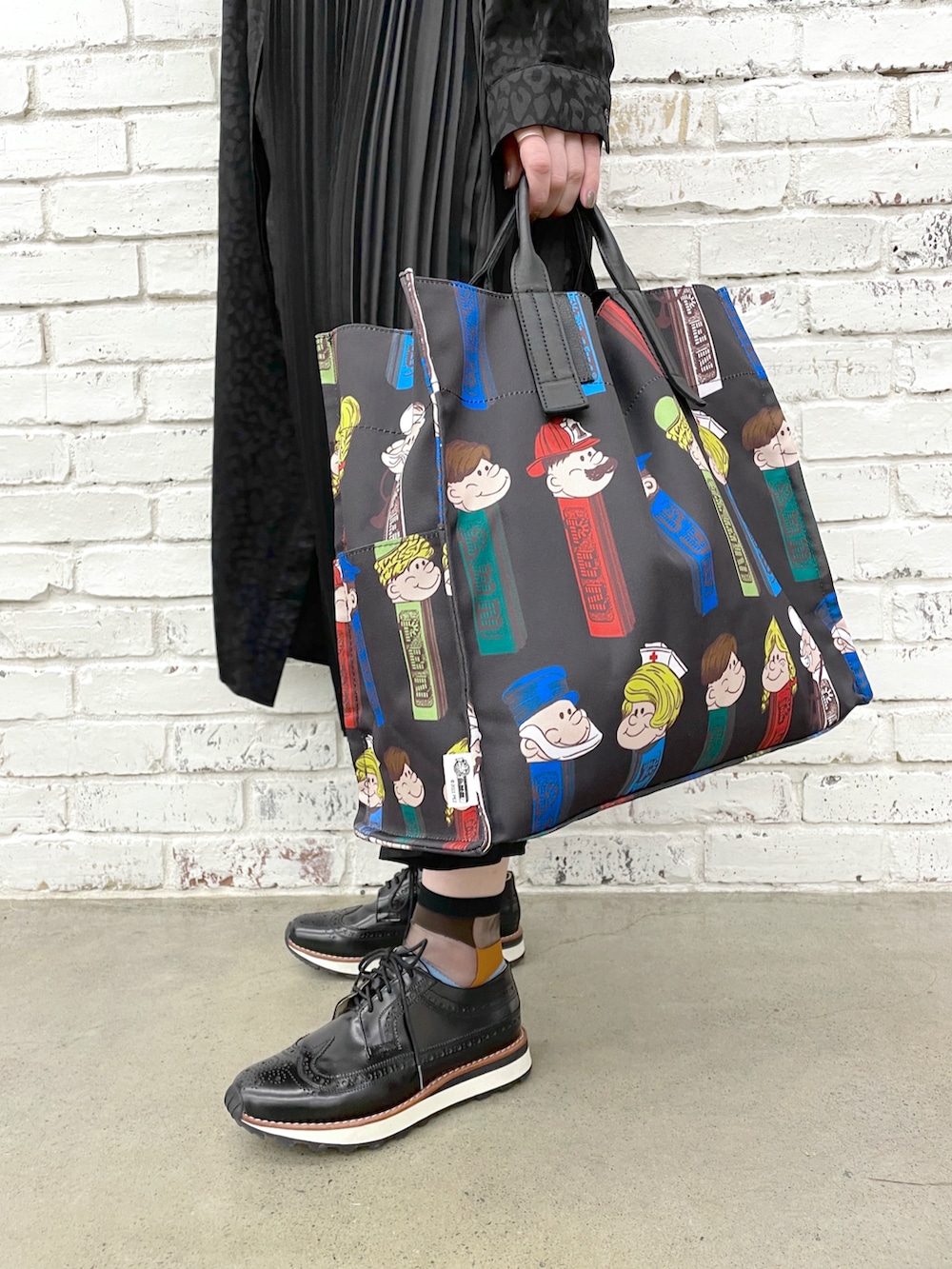 「トートバッグ、ワンピース、シャツワンピース、冬コーデ、モノトーン、スニーカーコーデ、ひょう柄、プリーツスカート、モード、きれいめカジュアル、シンプルコーデ、ear PAPILLONNER、スクエアバッグ、PEZ、イアパピヨネ」｜「ear PAPILLONNERの(WEB限定) 【LONDON BROWN（ロンドンブラウン）】ウイングチップスニーカー（スニーカー、ブラック系）」を使った、ear_yamadaさん（レディース・159cm）の秋コーディネートの3枚目の写真