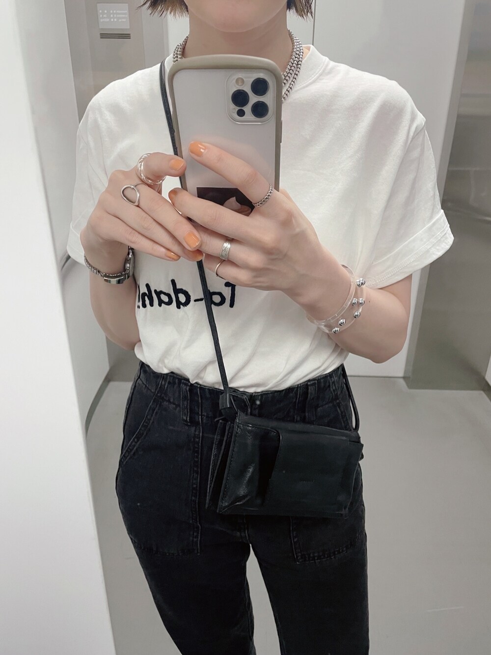 「イアパピヨネ、ear PAPILLONNER、このスタイルがお気に入り、シンプルコーデ、ミニバッグ、お出かけコーデ、夏だ！Tシャツ着よう！、ショルダーバッグ、モノトーン、夏コーデ、休日スタイル、白Tシャツ、ロゴT、サンダル、デニム」｜「インスタ😊のアイテム（その他、ピンク系）」を使った、ear_yamadaさん（レディース・159cm）の夏コーディネートの2枚目の写真