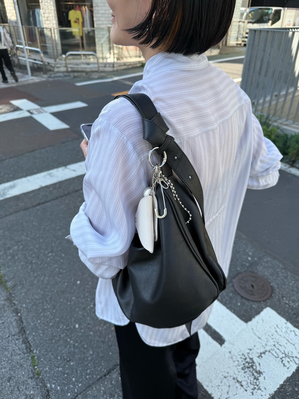 「サングラス、ワイドパンツ、サンダル、韓国ファッション、最近のいい感じコーデ、ストライプシャツ、春夏コーデ、シンプルコーデ、きれいめカジュアル、お出かけコーデ、シャツスタイル、ショルダーバッグ、30代コーデ、イアパピヨネ、ear PAPILLONNER」｜「ear PAPILLONNERの《本革》スワロ―マチショルダーバッグ（ショルダーバッグ、ブラック系）」を使った、ear_yamadaさん（レディース・159cm）の春コーディネートの5枚目の写真