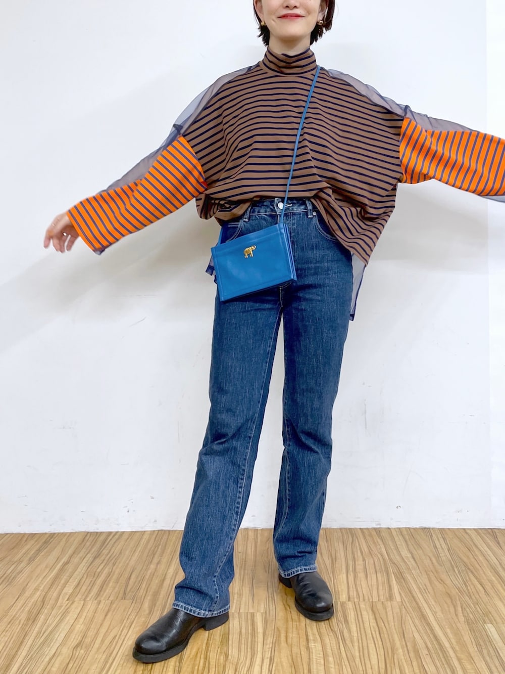 「イアパピヨネ、ear PAPILLONNER、シアーシャツ、スクエアバッグ、ストリート、タックイン、柄シャツ、デニムパンツ、大人カジュアル、秋服準備はじめました、ハイウエスト、ブラウン、厚底シューズ、ブーツ、ショルダーバッグ」｜「インスタ😊のアイテム（その他、ピンク系）」を使った、ear_yamadaさん（レディース・159cm）の夏コーディネートの2枚目の写真