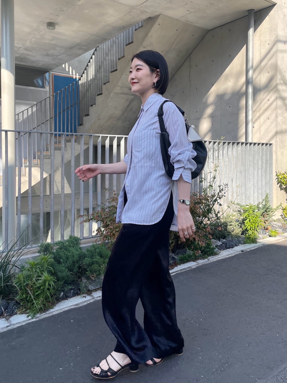 「サングラス、ワイドパンツ、サンダル、韓国ファッション、最近のいい感じコーデ、ストライプシャツ、春夏コーデ、シンプルコーデ、きれいめカジュアル、お出かけコーデ、シャツスタイル、ショルダーバッグ、30代コーデ、イアパピヨネ、ear PAPILLONNER」｜「ear PAPILLONNERの《本革》スワロ―マチショルダーバッグ（ショルダーバッグ、ブラック系）」を使った、ear_yamadaさん（レディース・159cm）の春コーディネートの2枚目の写真