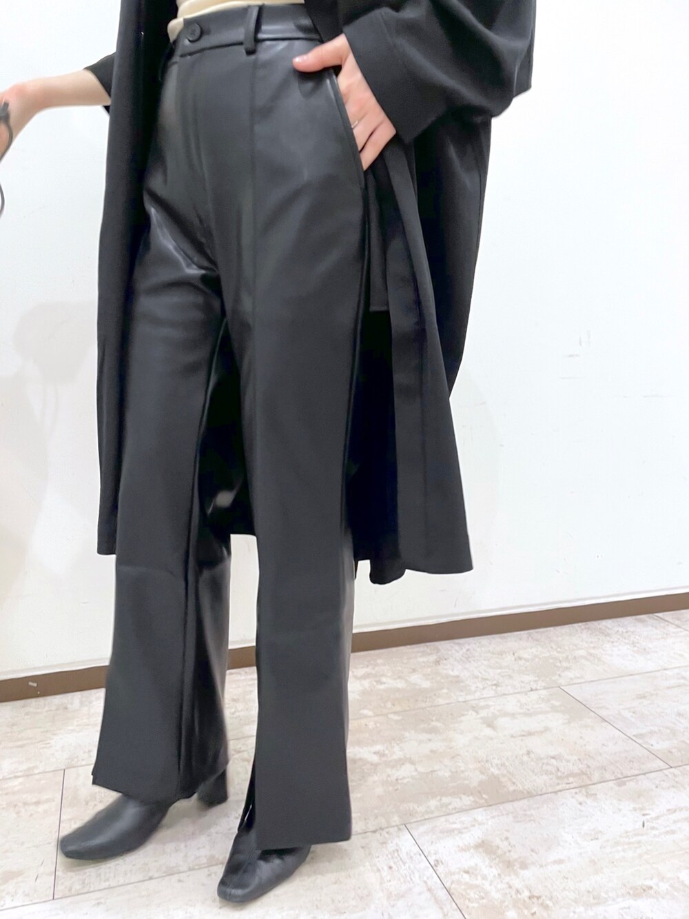 「韓国ファッション、シンプルコーデ、モード、フレアパンツ、レイヤードスタイル、きれいめカジュアル、レザー、レザーパンツ、イアパピヨネ、ear PAPILLONNER、モノトーン、巾着バッグ、ワンピース、タックイン、ショルダーバッグ」｜「インスタ😊のアイテム（その他、ピンク系）」を使った、ear_yamadaさん（レディース・159cm）の秋コーディネートの4枚目の写真