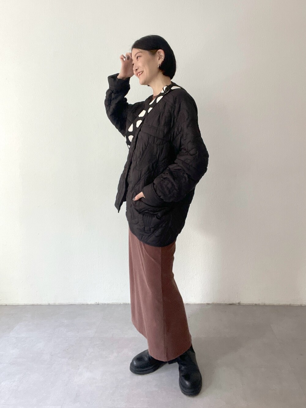 「イアパピヨネ、ear PAPILLONNER、レイヤードスタイル、秋コーデ、ブラウン、お出かけコーデ、ビッグシルエット、キルティング、ボディバッグ、ショルダーバッグ、おしゃ見えテクニック、休日スタイル、ブーツ」｜「インスタ😊のアイテム（その他、ピンク系）」を使った、ear_yamadaさん（レディース・159cm）の秋コーディネートの2枚目の写真
