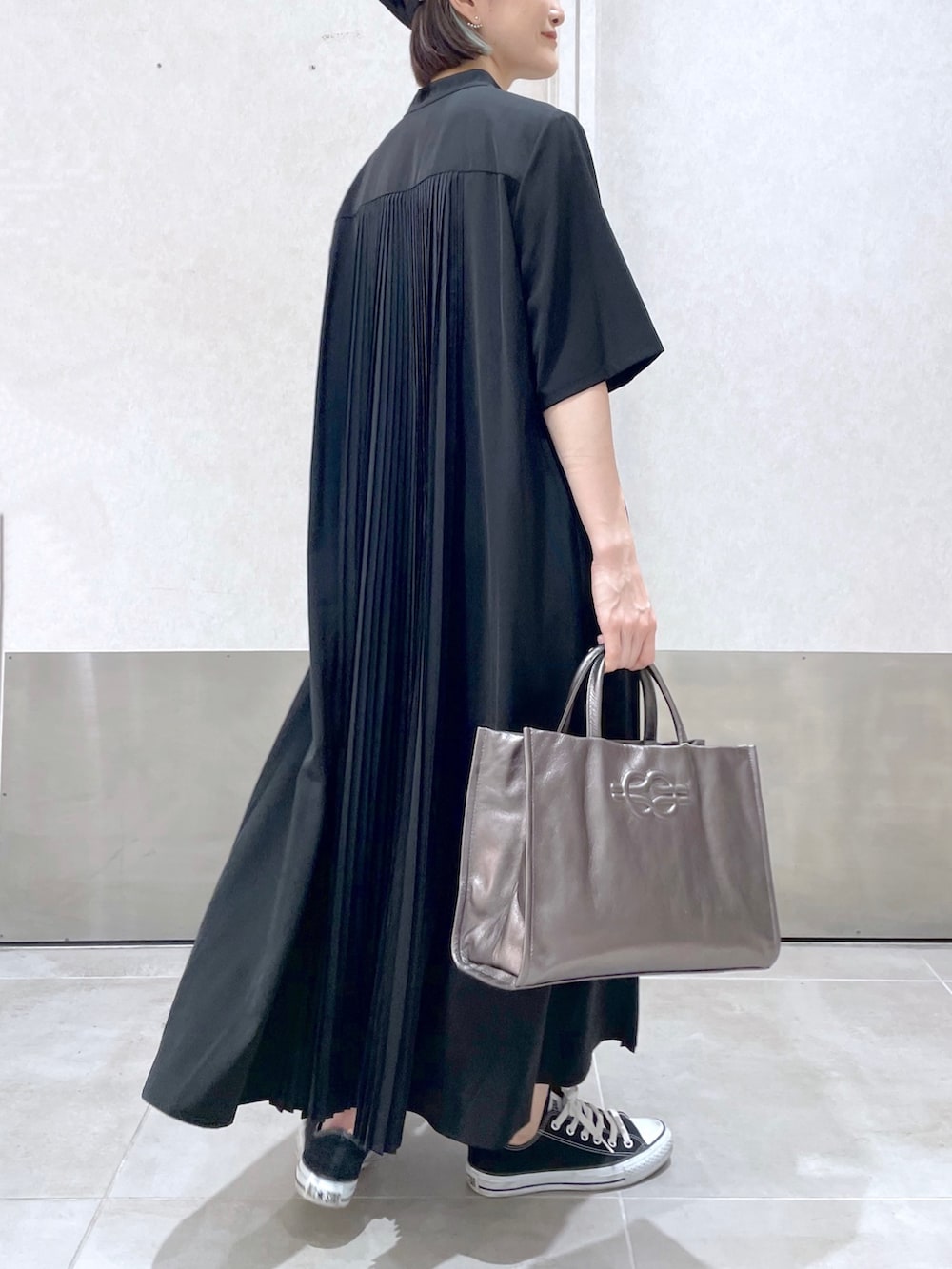 「秋服まるっと大公開、イアパピヨネ、ear PAPILLONNER、秋コーデ、お出かけコーデ、ワンピース、シンプルコーデ、ロングスカート、スニーカー、休日スタイル、きれいめカジュアル、ベレー帽、コンバース、トートバッグ、プリーツスカート」｜「インスタ😊のアイテム（その他、ピンク系）」を使った、ear_yamadaさん（レディース・159cm）の秋コーディネートの3枚目の写真