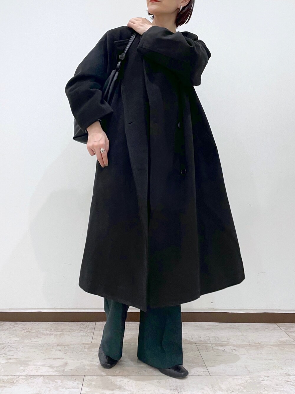 「イアパピヨネ、ear PAPILLONNER、冬コーデ、スクエアトゥ、ロングコート、クリスマスに着たい服、レイヤードスタイル、キルティング、チェック、チェック柄、カラーパンツ、フレアパンツ、ショート丈トップス、きれいめカジュアル、差し色」｜「インスタ😊のアイテム（その他、ピンク系）」を使った、ear_yamadaさん（レディース・159cm）の秋コーディネートの2枚目の写真