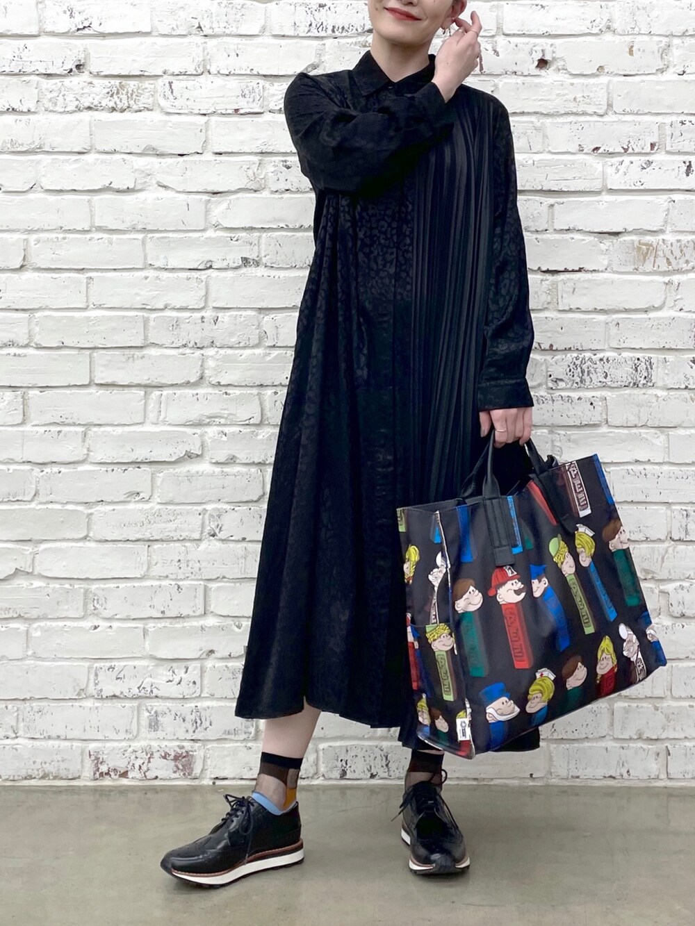 「トートバッグ、ワンピース、シャツワンピース、冬コーデ、モノトーン、スニーカーコーデ、ひょう柄、プリーツスカート、モード、きれいめカジュアル、シンプルコーデ、ear PAPILLONNER、スクエアバッグ、PEZ、イアパピヨネ」｜「ear PAPILLONNERの(WEB限定) 【LONDON BROWN（ロンドンブラウン）】ウイングチップスニーカー（スニーカー、ブラック系）」を使った、ear_yamadaさん（レディース・159cm）の秋コーディネートの2枚目の写真
