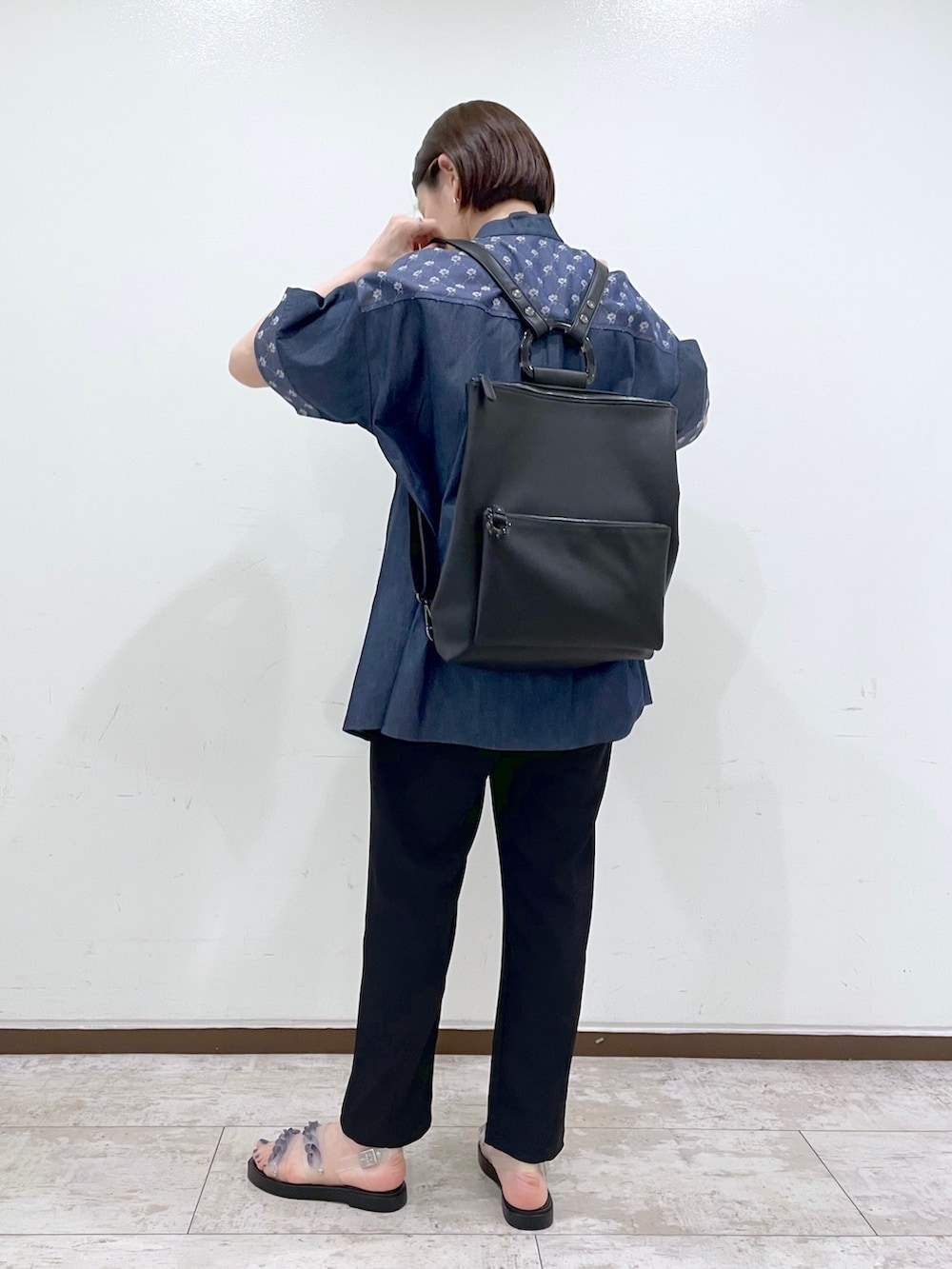「イアパピヨネ、ear PAPILLONNER、レイヤードスタイル、シンプルコーデ、デニム、トートバッグ、ビッグシルエット、休日スタイル、ハンドバッグ、春夏コーデ、モード、シャツスタイル、雨の日コーデ、ダンガリーシャツ、サンダル」｜「インスタ😊のアイテム（その他、ピンク系）」を使った、ear_yamadaさん（レディース・159cm）の春コーディネートの2枚目の写真