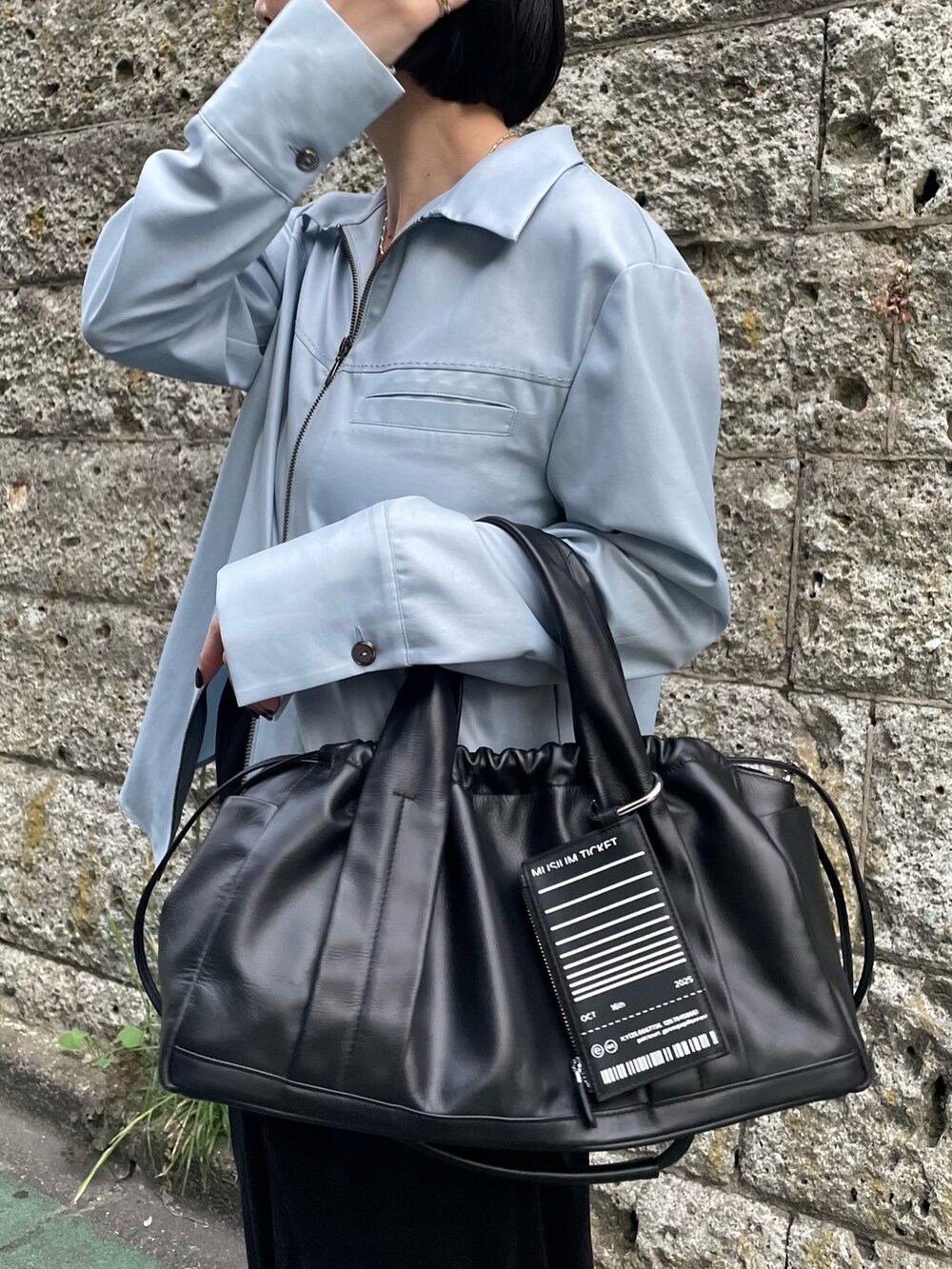 ブラック系のボストンバッグ、ブラック系のその他パンツ、ブラック系のその他を着用したレディースの秋コーディネートの4枚目の写真