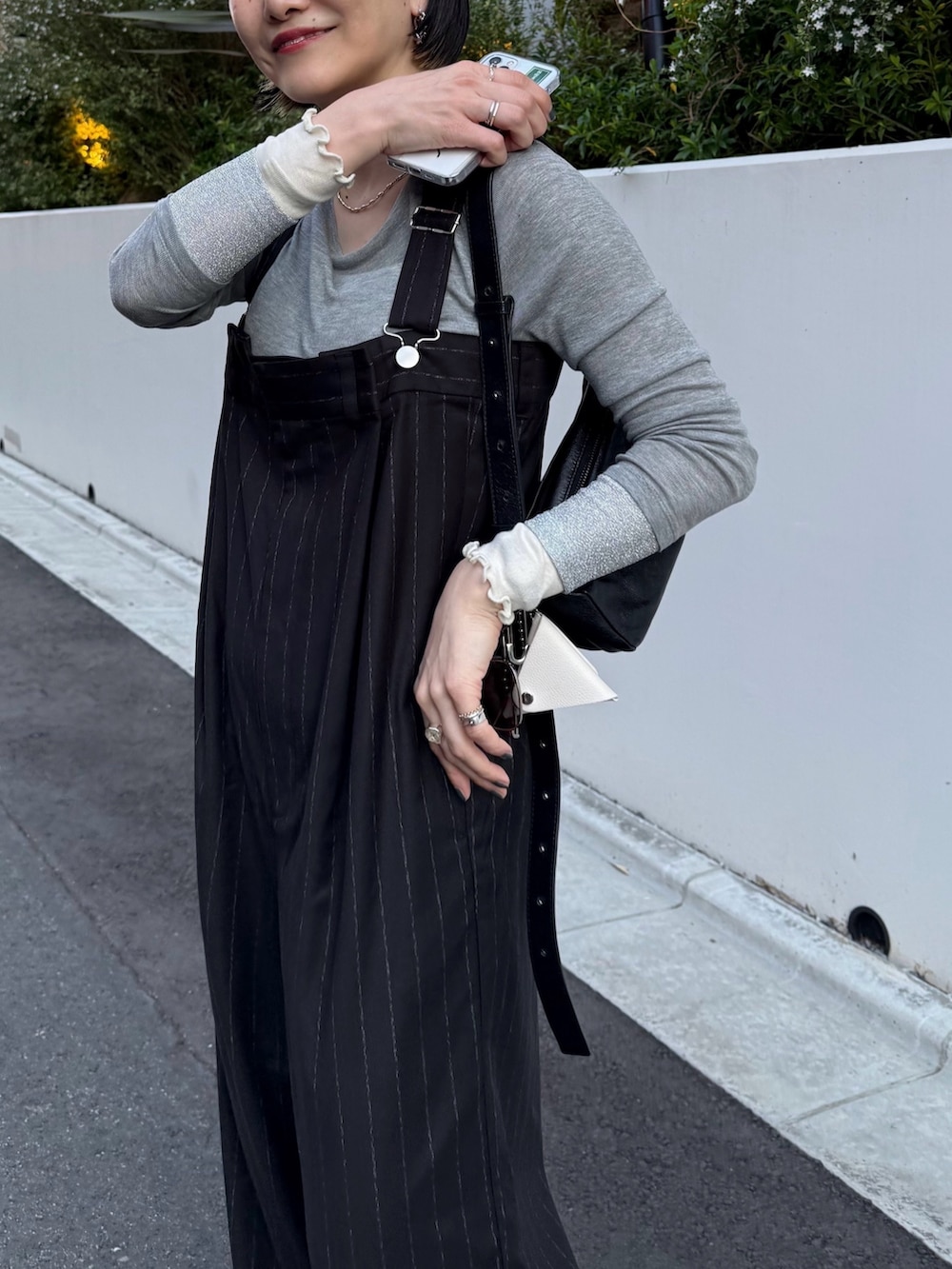 「モノトーン、サングラス、ショルダーバッグ、サンダル、休日スタイル、きれいめカジュアル、オトナ女子、オールインワン、ピンストライプ、イアパピヨネ、ear PAPILLONNER」｜「ear PAPILLONNERの袖メロウカットソー【SUM1 STYLE(スミスタイル)】（Tシャツ/カットソー、グレー系）」を使った、ear_yamadaさん（レディース・159cm）の春コーディネートの3枚目の写真