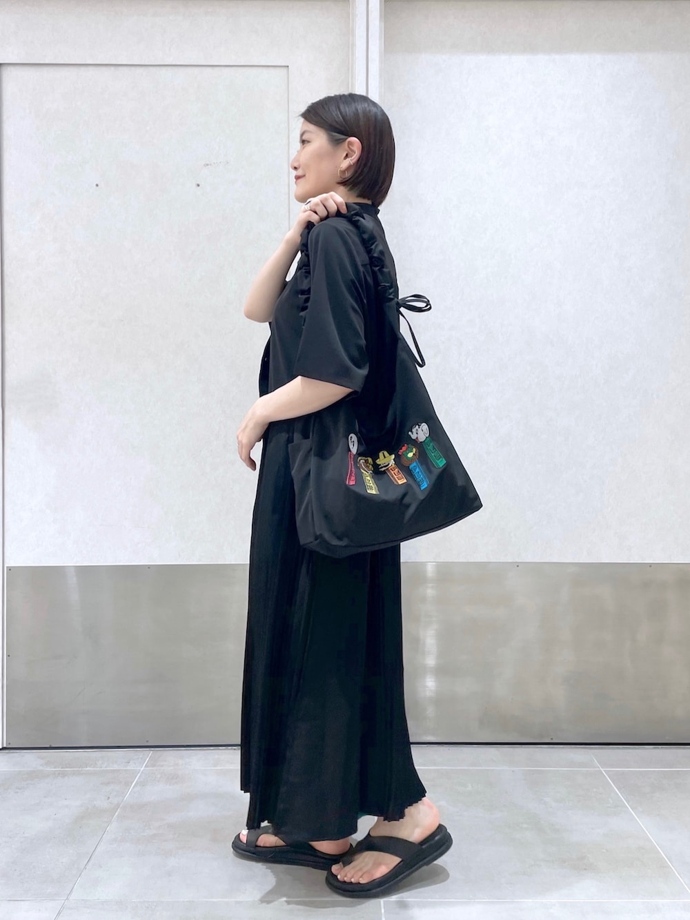 「イアパピヨネ、ear PAPILLONNER、サンダル、モノトーン、ショルダーバッグ、ワンピース、レイヤードスタイル、旅行コーデ、PEZ、ペッツ、プリーツスカート、オトナカジュアル、きれいめカジュアル、ワントーンコーデ、ブラックコーデ」｜「インスタ😊のアイテム（その他、ピンク系）」を使った、ear_yamadaさん（レディース・159cm）の夏コーディネートの2枚目の写真