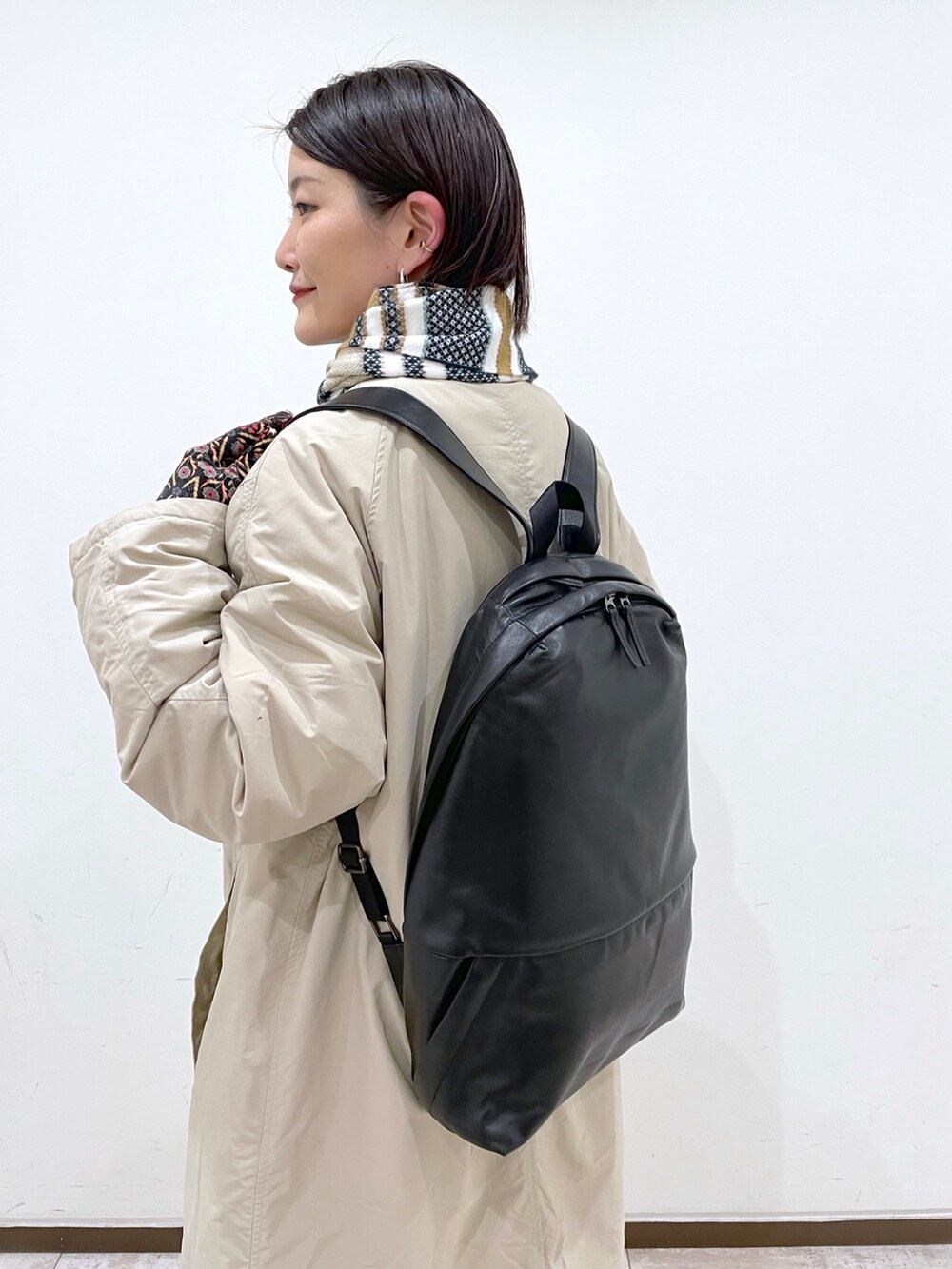 「イアパピヨネ、ear PAPILLONNER、BURLAP OUTFITTER、秋冬コーデ、ビッグシルエット、ロングコート、マフラーぐるぐる、冬アウター、あったかコーデ、アイボリー、大人カジュアル、冬コーデ、ステンカラーコート、休日コーデ、ホワイトコーデ」|「インスタ😊のアイテム(その他、ピンク系)」を使った、ear_yamadaさん(レディース・159cm)の秋コーディネートの3枚目の写真