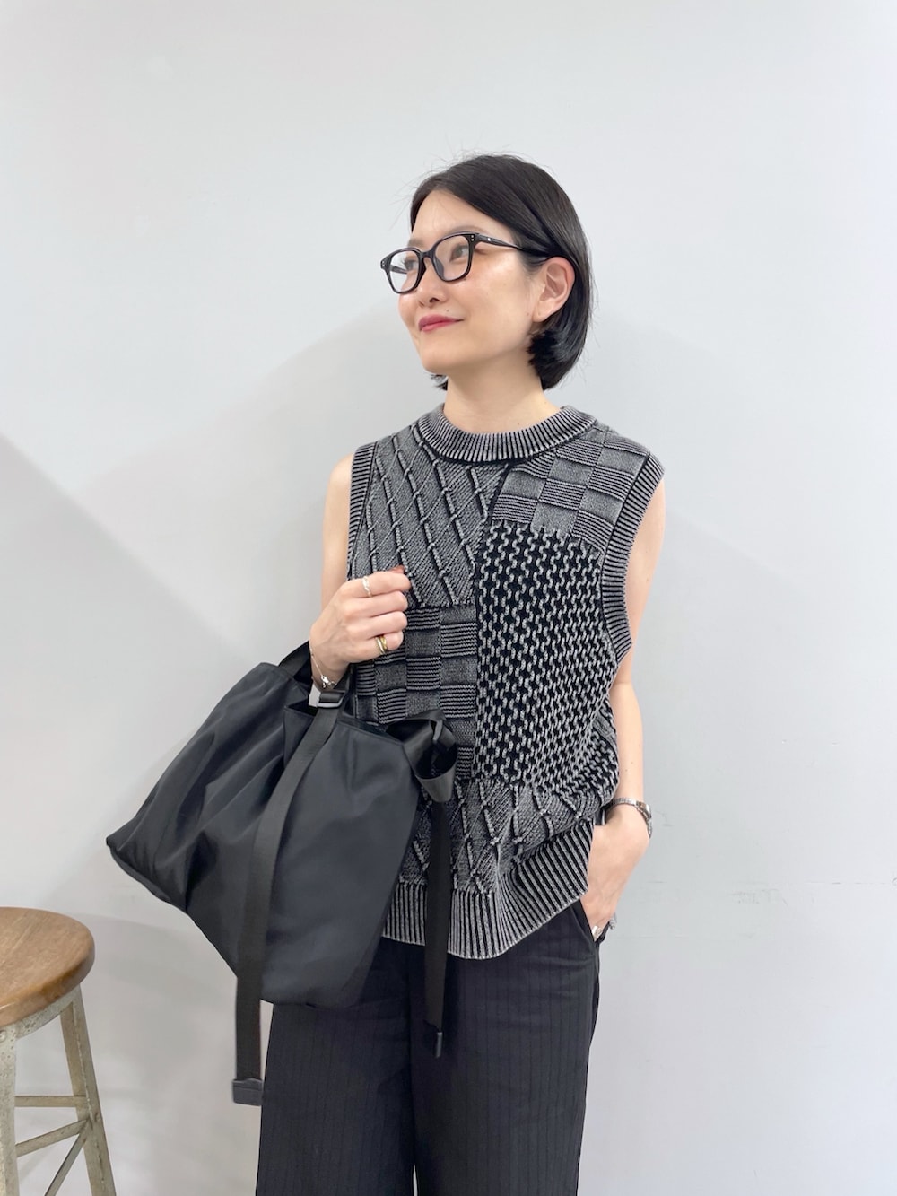 「ショルダーバッグ、秋服準備はじめました、着こなしのちょこっとテク、休日スタイル、きれいめカジュアル、シンプルコーデ、トートバッグ、お出かけコーデ、大人カジュアル、初秋コーデ、秋服、オフィススタイル、骨格ナチュラル、イアパピヨネ、ear PAPILLONNER」｜「ear PAPILLONNERのニットベスト【SUM1 STYLE(スミスタイル)】（ベスト、グレー系）」を使った、ear_yamadaさん（骨格ナチュラル・レディース・159cm）の夏コーディネートの2枚目の写真