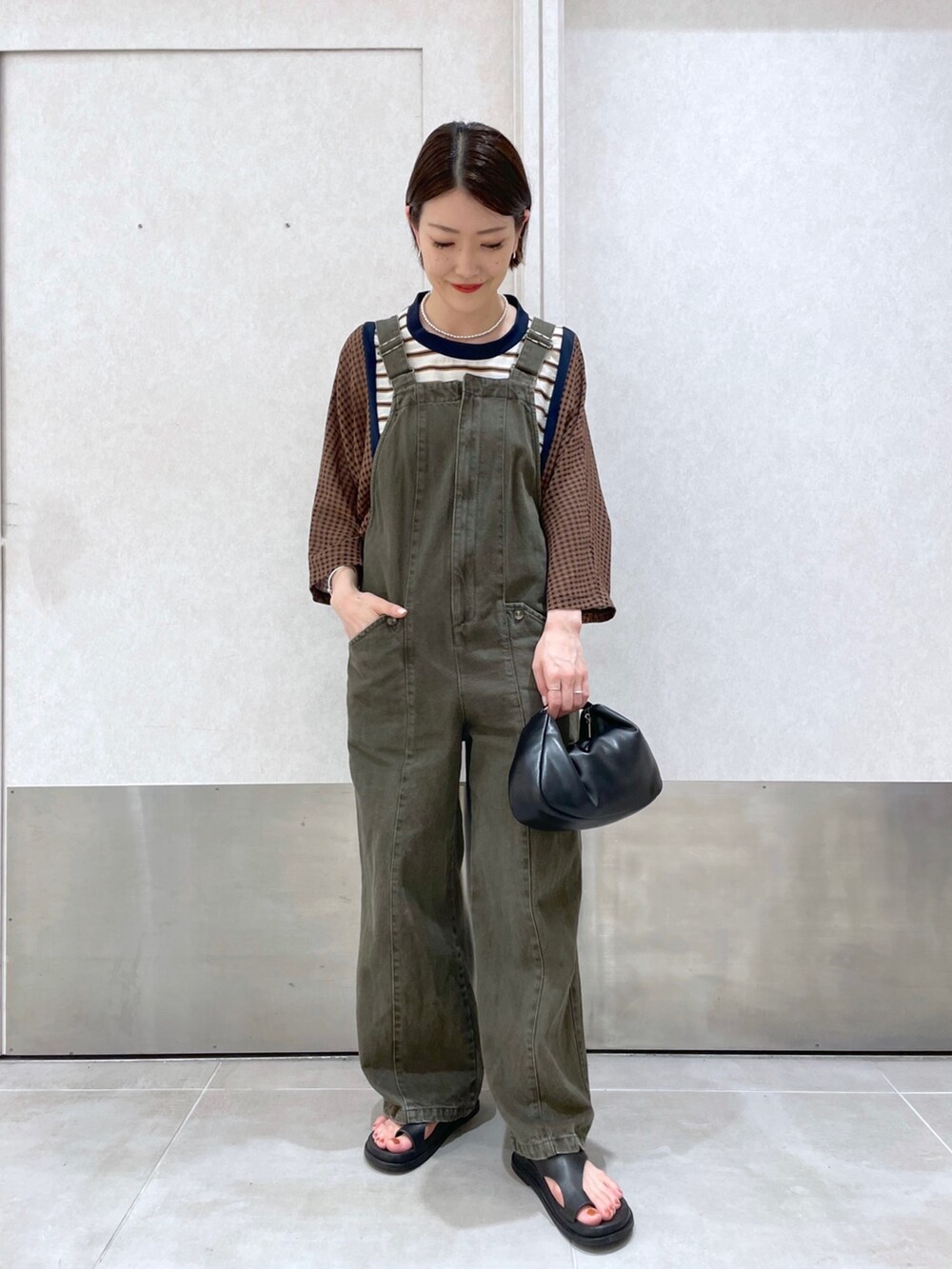 「イアパピヨネ、ear PAPILLONNER、シンプルコーデ、ロゴT、柄シャツ、ストリート、ハンドバッグ、ワントーンコーデ、オールインワン、サロペット、ミニバッグ、大人カジュアル、カジュアルコーデ、ブラウン、秋服準備はじめました」｜「インスタ😊のアイテム（その他、ピンク系）」を使った、ear_yamadaさん（レディース・159cm）の夏コーディネートの2枚目の写真