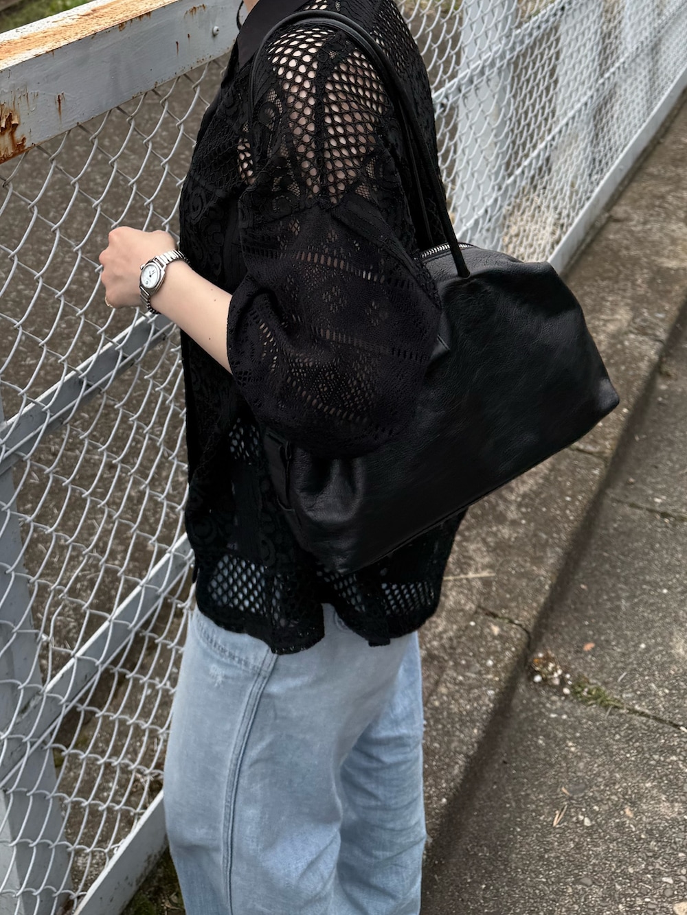 ブラック系のボストンバッグ、ブラック系のチャームを着用したレディースの春コーディネートの4枚目の写真