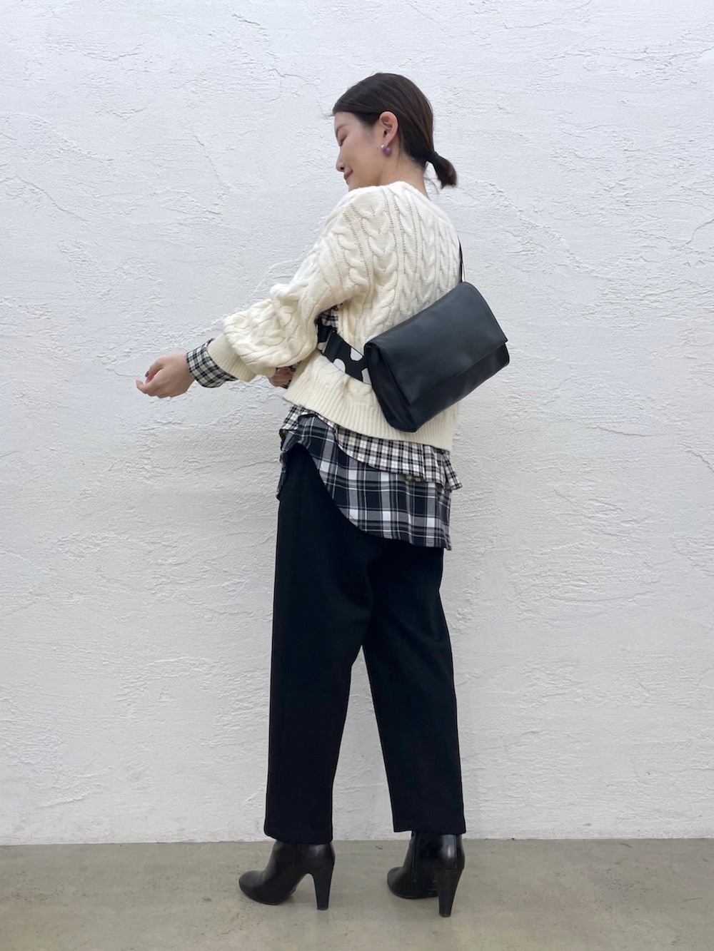 「スウェットパンツ、冬コーデ、モノトーン、レイヤードスタイル、シンプルコーデ、ボディバッグ、ear PAPILLONNER、スクエアバッグ、イアパピヨネ、チェック柄に恋してる、チェック柄、ケーブル編み、ブーツ、チェックシャツ、センタープレスパンツ」｜「ear PAPILLONNERの【SUM1 STYLE】(WEB限定カラー：グリーン)センターラインカラーパンツ（スラックス、ブラック系）」を使った、ear_yamadaさん（レディース・159cm）の秋コーディネートの2枚目の写真