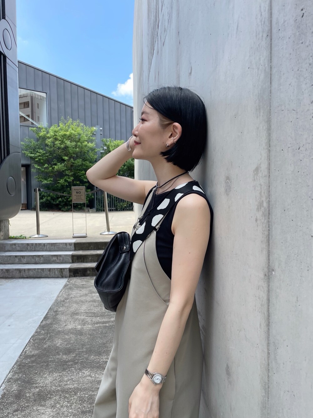 「レイヤードスタイル、お出かけコーデ、イアパピヨネ、ear PAPILLONNER、アツいコーデ全部見せ、夏コーデ、スポーツミックス、モノトーン、サンダル、韓国ファッション、ショルダーバッグ、ボディバッグ、旅行コーデ、アニマル」｜「ear PAPILLONNERの《本革/ユニセックス》柄ワイドテープショルダーバッグ/ボディバッグ（ショルダーバッグ、ブラック系）」を使った、ear_yamadaさん（レディース・159cm）の夏コーディネートの3枚目の写真