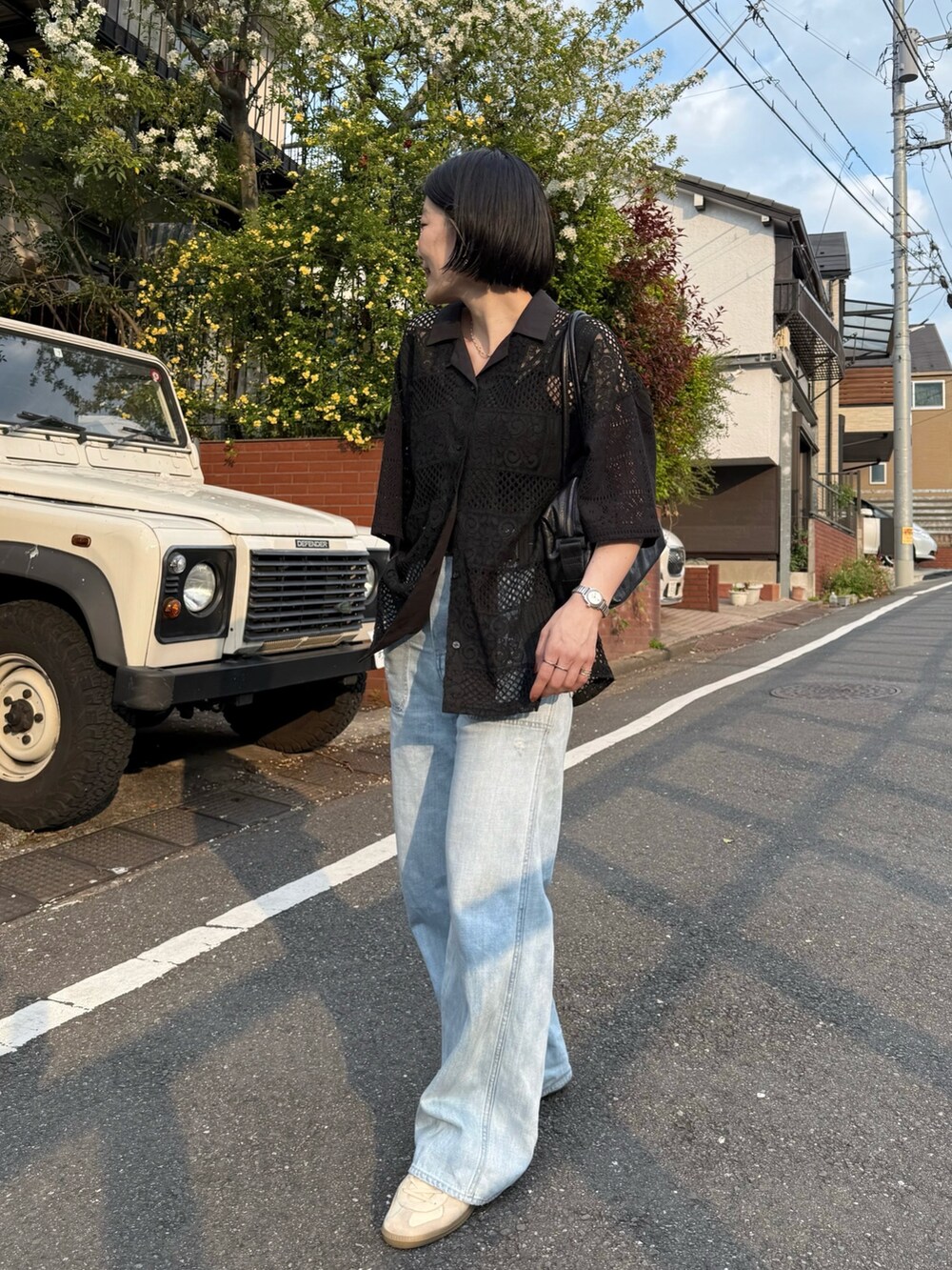 ブラック系のボストンバッグ、ブラック系のチャームを着用したレディースの春コーディネートの2枚目の写真