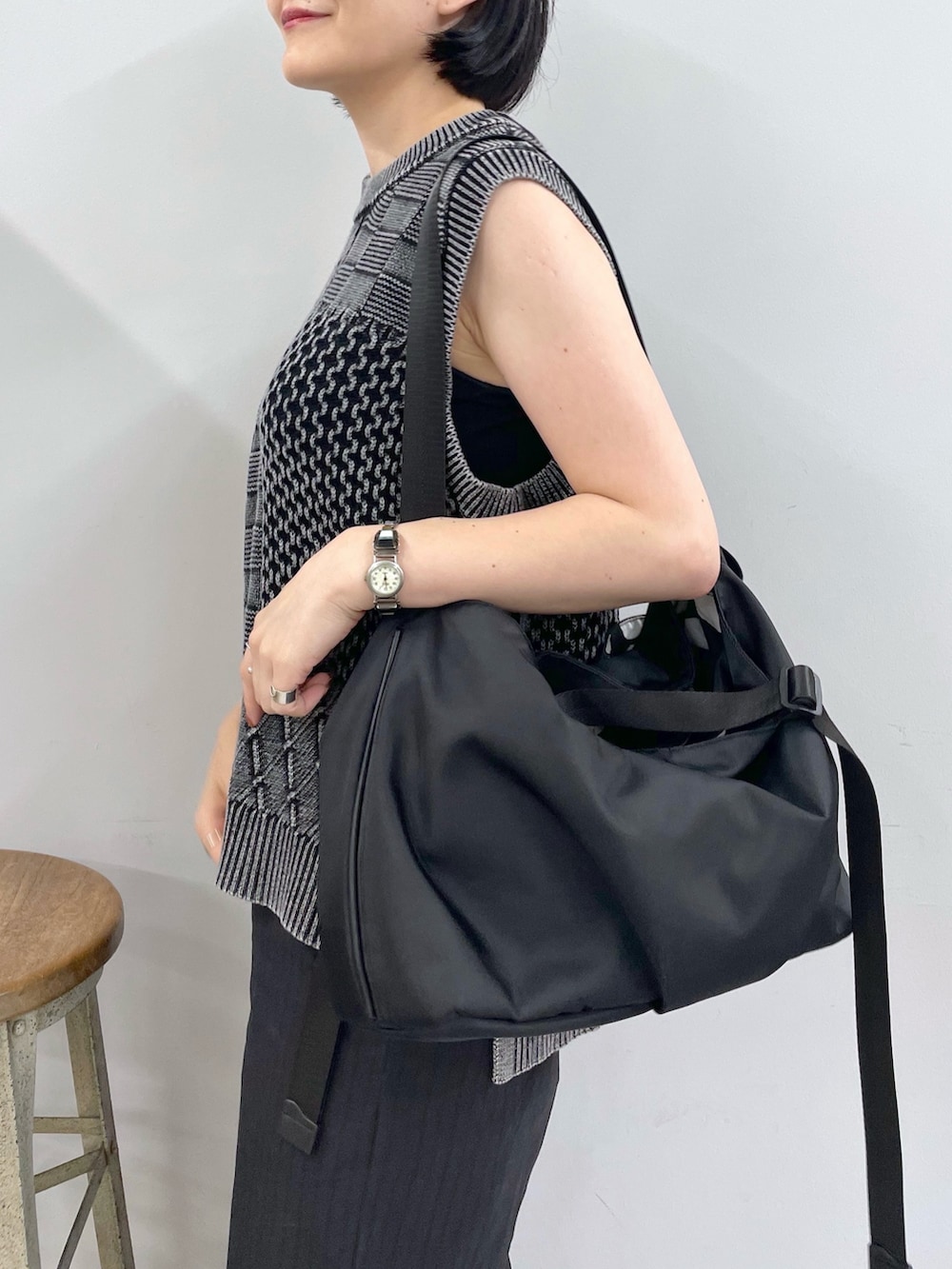 「ショルダーバッグ、秋服準備はじめました、着こなしのちょこっとテク、休日スタイル、きれいめカジュアル、シンプルコーデ、トートバッグ、お出かけコーデ、大人カジュアル、初秋コーデ、秋服、オフィススタイル、骨格ナチュラル、イアパピヨネ、ear PAPILLONNER」｜「ear PAPILLONNERのニットベスト【SUM1 STYLE(スミスタイル)】（ベスト、グレー系）」を使った、ear_yamadaさん（骨格ナチュラル・レディース・159cm）の夏コーディネートの4枚目の写真