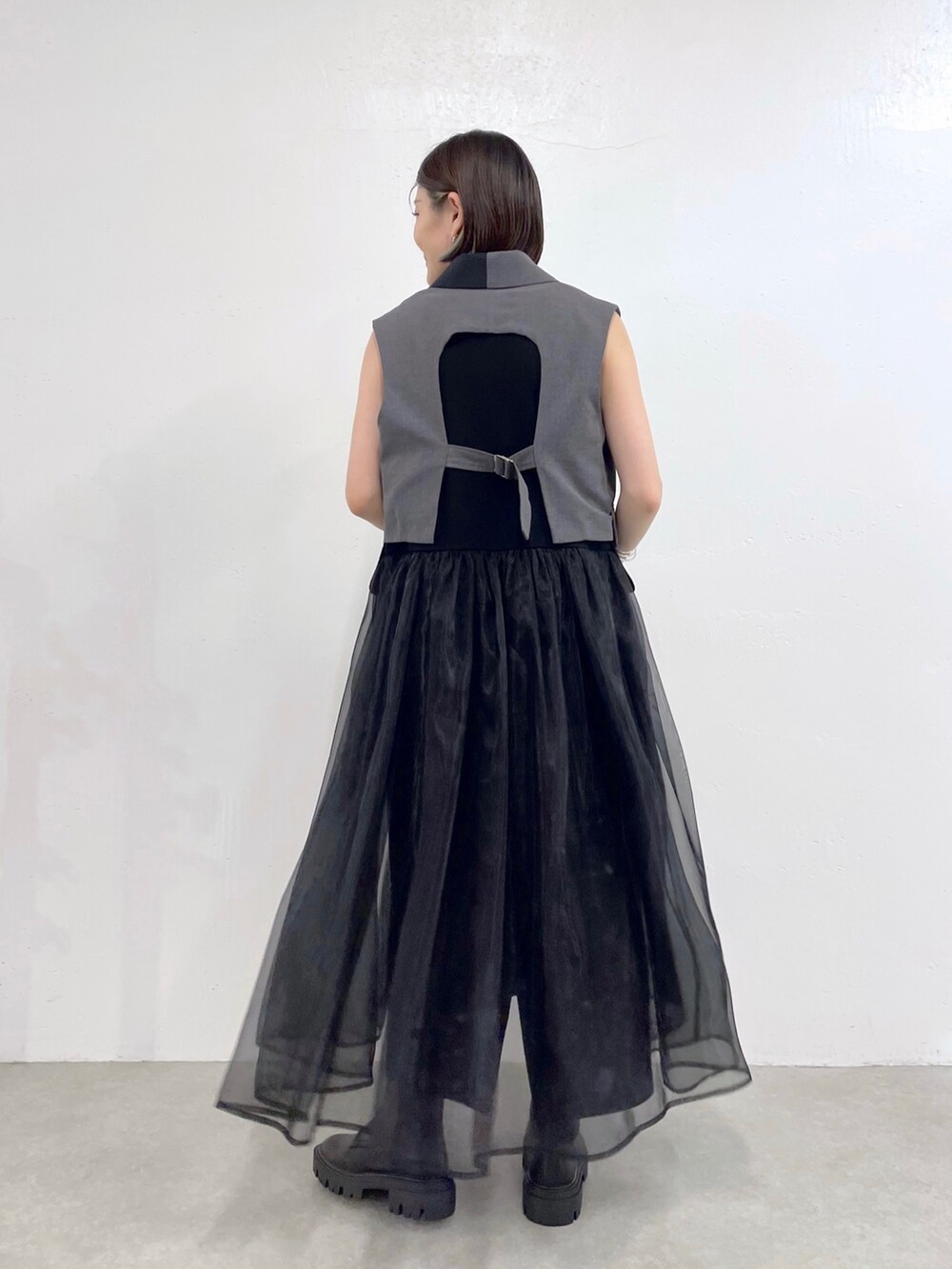 「イアパピヨネ、ear PAPILLONNER、ワンピース、レイヤードスタイル、セットアップ、ロングスカート、韓国ファッション、きれいめカジュアル、秋コーデ、ベスト、ブーツ、グレー、ジャケット、チュールスカート、厚底ブーツ」｜「インスタ😊のアイテム（その他、ピンク系）」を使った、ear_yamadaさん（レディース・159cm）の秋コーディネートの3枚目の写真