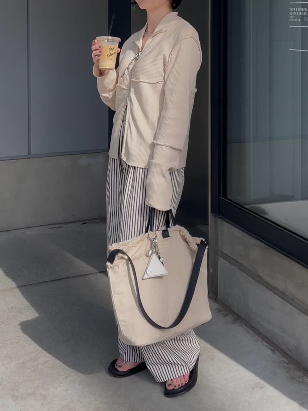 「サングラス、レイヤードスタイル、ワイドパンツ、サンダル、韓国ファッション、春夏コーデ、シンプルコーデ、休日スタイル、お出かけコーデ、ショルダーバッグ、モノトーン、トートバッグ、おでかけコーデ、イアパピヨネ、ear PAPILLONNER」｜「ear PAPILLONNERのイージードロストパンツ【SUM1 STYLE(スミスタイル)】（その他パンツ、ホワイト系）」を使った、ear_yamadaさん（レディース・159cm）の春コーディネートの3枚目の写真