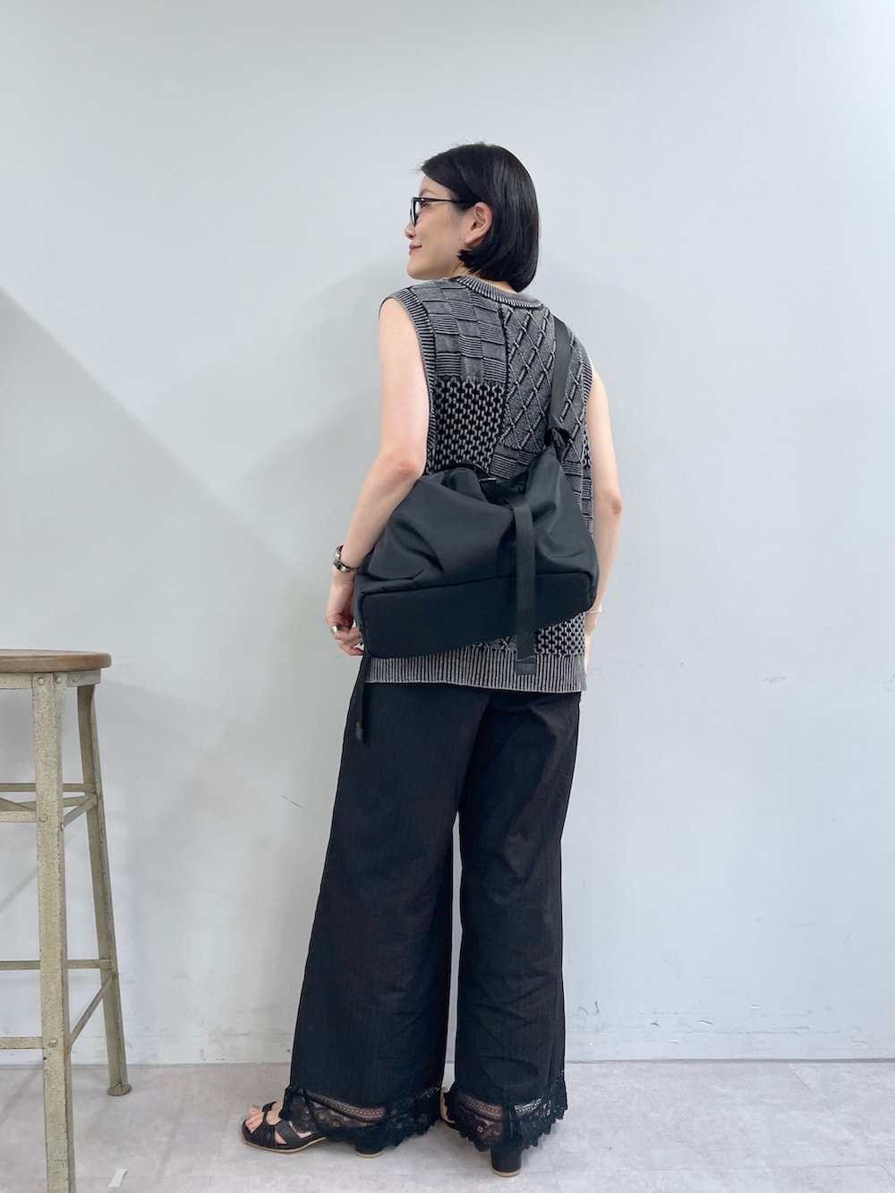 「ショルダーバッグ、秋服準備はじめました、着こなしのちょこっとテク、休日スタイル、きれいめカジュアル、シンプルコーデ、トートバッグ、お出かけコーデ、大人カジュアル、初秋コーデ、秋服、オフィススタイル、骨格ナチュラル、イアパピヨネ、ear PAPILLONNER」｜「ear PAPILLONNERのニットベスト【SUM1 STYLE(スミスタイル)】（ベスト、グレー系）」を使った、ear_yamadaさん（骨格ナチュラル・レディース・159cm）の夏コーディネートの3枚目の写真