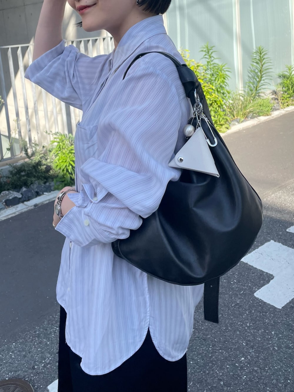 「サングラス、ワイドパンツ、サンダル、韓国ファッション、最近のいい感じコーデ、ストライプシャツ、春夏コーデ、シンプルコーデ、きれいめカジュアル、お出かけコーデ、シャツスタイル、ショルダーバッグ、30代コーデ、イアパピヨネ、ear PAPILLONNER」｜「ear PAPILLONNERの《本革》スワロ―マチショルダーバッグ（ショルダーバッグ、ブラック系）」を使った、ear_yamadaさん（レディース・159cm）の春コーディネートの4枚目の写真
