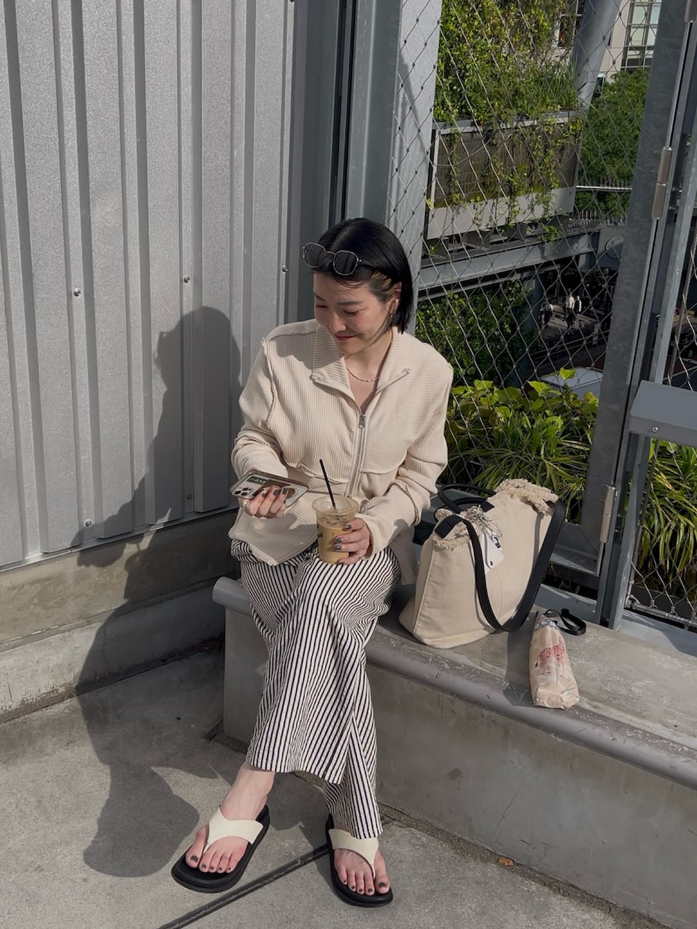 「サングラス、レイヤードスタイル、ワイドパンツ、サンダル、韓国ファッション、春夏コーデ、シンプルコーデ、休日スタイル、お出かけコーデ、ショルダーバッグ、モノトーン、トートバッグ、おでかけコーデ、イアパピヨネ、ear PAPILLONNER」｜「ear PAPILLONNERのイージードロストパンツ【SUM1 STYLE(スミスタイル)】（その他パンツ、ホワイト系）」を使った、ear_yamadaさん（レディース・159cm）の春コーディネートの4枚目の写真