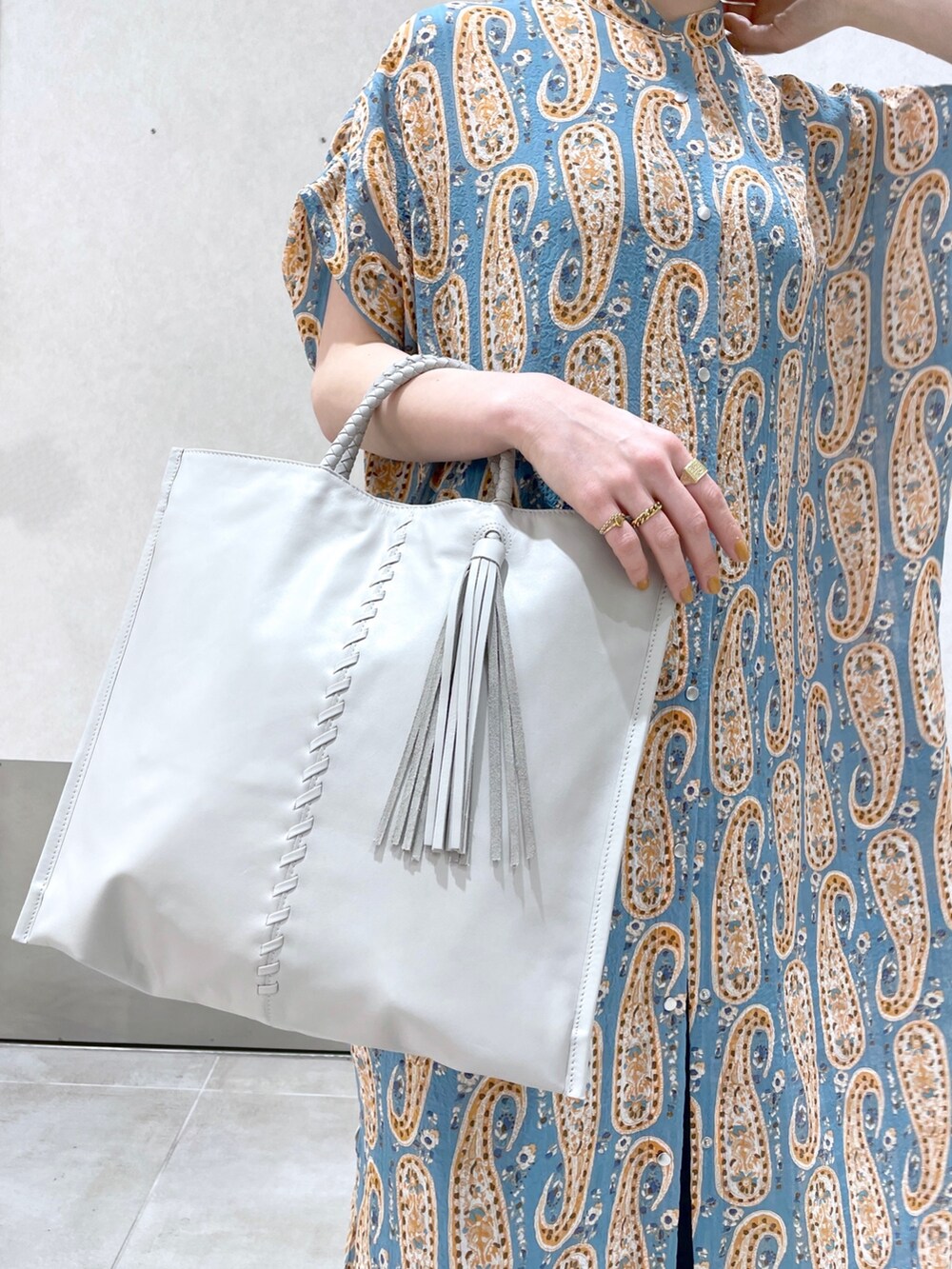 「イアパピヨネ、ear PAPILLONNER、春服デビュー宣言、レイヤードスタイル、トートバッグ、シンプルコーデ、淡色コーデ、きれいめカジュアル、パステル映える春、ビッグシルエット、シャツスタイル、スクエアバッグ、春服みてみて、デニムパンツ、柄ワンピース」｜「インスタ😊のアイテム（その他、ピンク系）」を使った、ear_yamadaさん（レディース・159cm）の春コーディネートの3枚目の写真