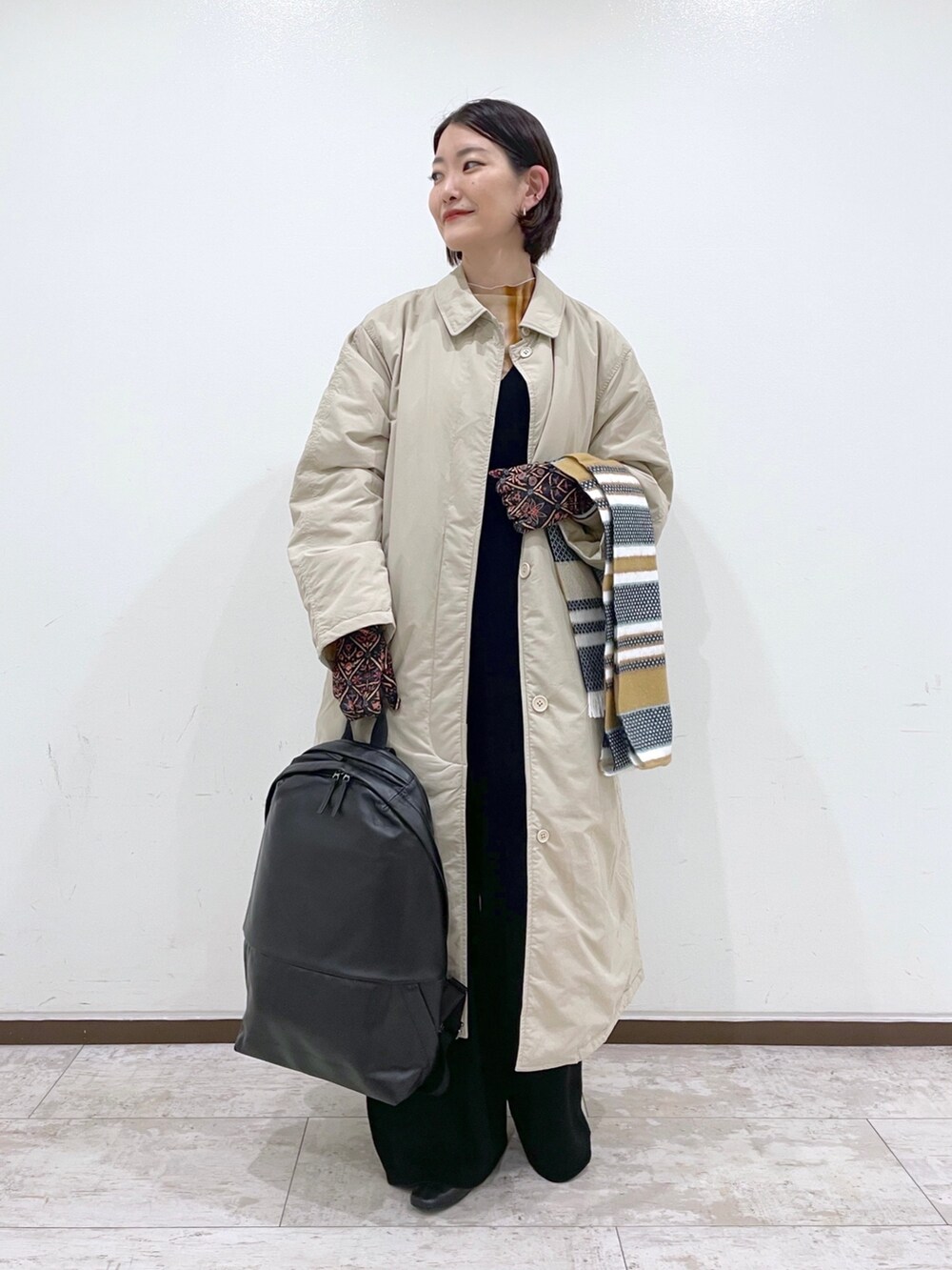 「イアパピヨネ、ear PAPILLONNER、BURLAP OUTFITTER、秋冬コーデ、ビッグシルエット、ロングコート、マフラーぐるぐる、冬アウター、あったかコーデ、アイボリー、大人カジュアル、冬コーデ、ステンカラーコート、休日コーデ、ホワイトコーデ」|「インスタ😊のアイテム(その他、ピンク系)」を使った、ear_yamadaさん(レディース・159cm)の秋コーディネートの2枚目の写真