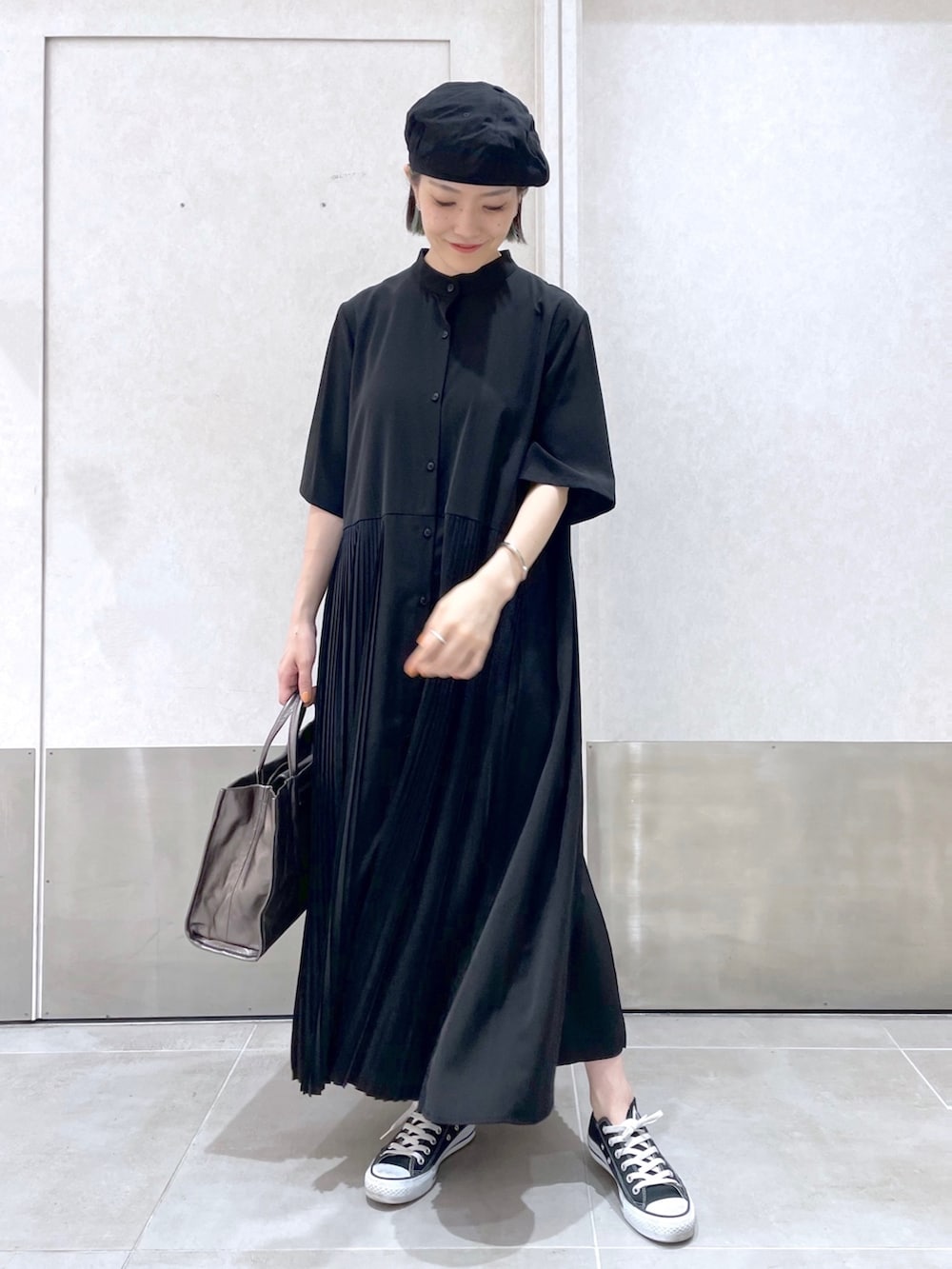 「秋服まるっと大公開、イアパピヨネ、ear PAPILLONNER、秋コーデ、お出かけコーデ、ワンピース、シンプルコーデ、ロングスカート、スニーカー、休日スタイル、きれいめカジュアル、ベレー帽、コンバース、トートバッグ、プリーツスカート」｜「インスタ😊のアイテム（その他、ピンク系）」を使った、ear_yamadaさん（レディース・159cm）の秋コーディネートの2枚目の写真