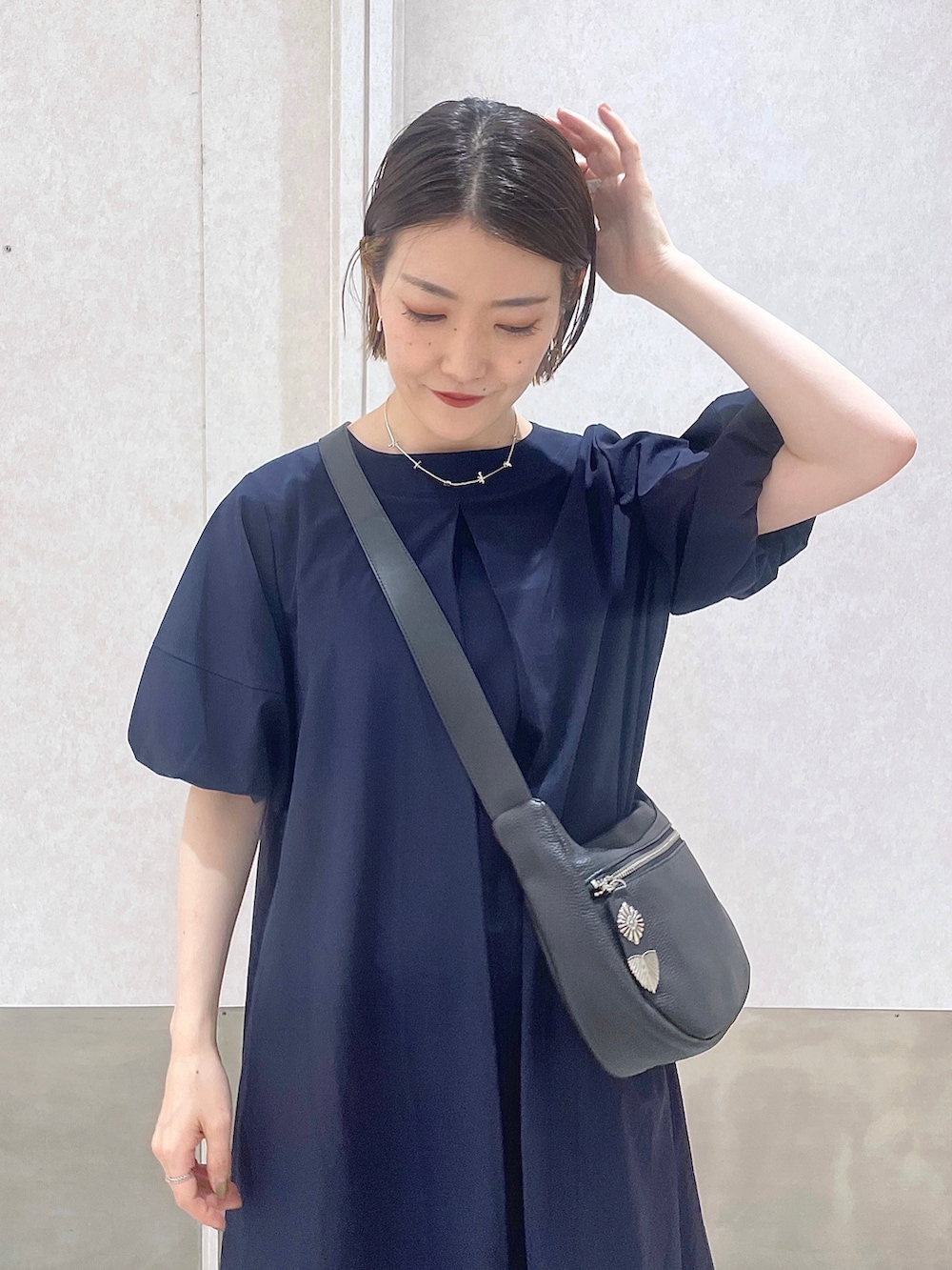 「イアパピヨネ、ear PAPILLONNER、初夏コーデ、休日スタイル、モノトーン、ショルダーバッグ、韓国ファッション、シンプルコーデ、ミニバッグ、ビッグシルエット、厚底シューズ、お出かけコーデ、きれいめカジュアル、スポーツサンダル、ボリューム袖」｜「インスタ😊のアイテム（その他、ピンク系）」を使った、ear_yamadaさん（レディース・159cm）の夏コーディネートの2枚目の写真