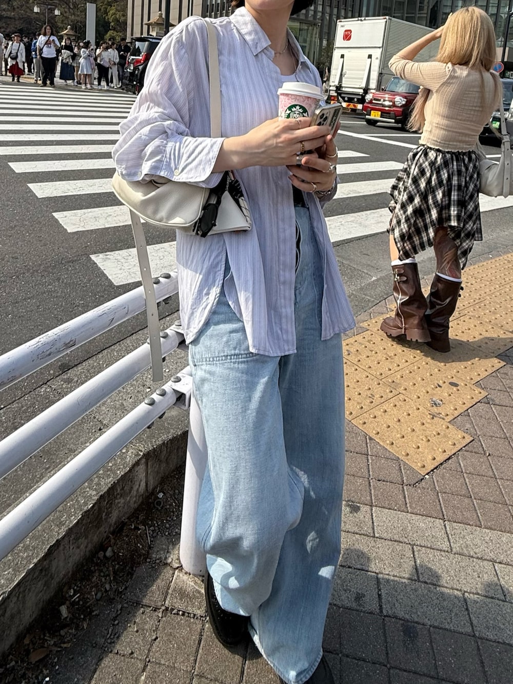 「春色、春めき満開コーデ、春コーデ、大人カジュアル、ストライプシャツ、休日スタイル、お出かけコーデ、ショルダーバッグ、キレイめカジュアル、初春コーデ、30代コーデ、イアパピヨネ、ear PAPILLONNER」｜「ear PAPILLONNERの《本革/軽量280g》ミニスワローマチショルダーバッグ（ショルダーバッグ、シルバー系）」を使った、ear_yamadaさん（レディース・159cm）の春コーディネートの2枚目の写真