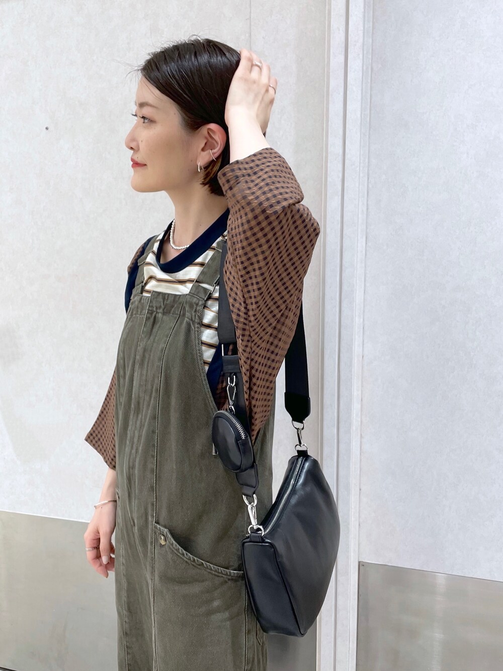 「イアパピヨネ、ear PAPILLONNER、シンプルコーデ、ロゴT、柄シャツ、ストリート、ハンドバッグ、ワントーンコーデ、オールインワン、サロペット、ミニバッグ、大人カジュアル、カジュアルコーデ、ブラウン、秋服準備はじめました」｜「インスタ😊のアイテム（その他、ピンク系）」を使った、ear_yamadaさん（レディース・159cm）の夏コーディネートの4枚目の写真