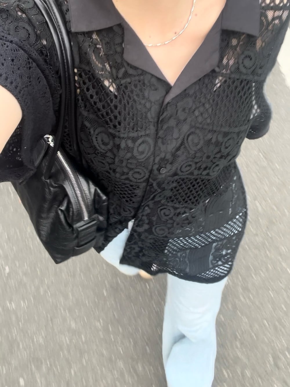 ブラック系のボストンバッグ、ブラック系のチャームを着用したレディースの春コーディネートの3枚目の写真