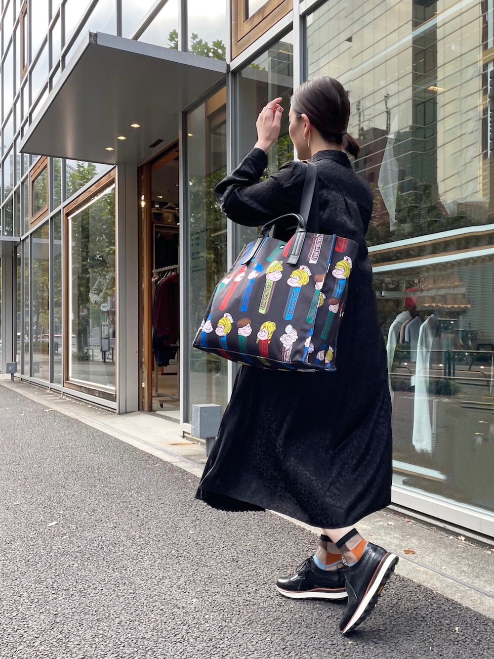 「トートバッグ、ワンピース、シャツワンピース、冬コーデ、モノトーン、スニーカーコーデ、ひょう柄、プリーツスカート、モード、きれいめカジュアル、シンプルコーデ、ear PAPILLONNER、スクエアバッグ、PEZ、イアパピヨネ」｜「ear PAPILLONNERの(WEB限定) 【LONDON BROWN（ロンドンブラウン）】ウイングチップスニーカー（スニーカー、ブラック系）」を使った、ear_yamadaさん（レディース・159cm）の秋コーディネートの4枚目の写真