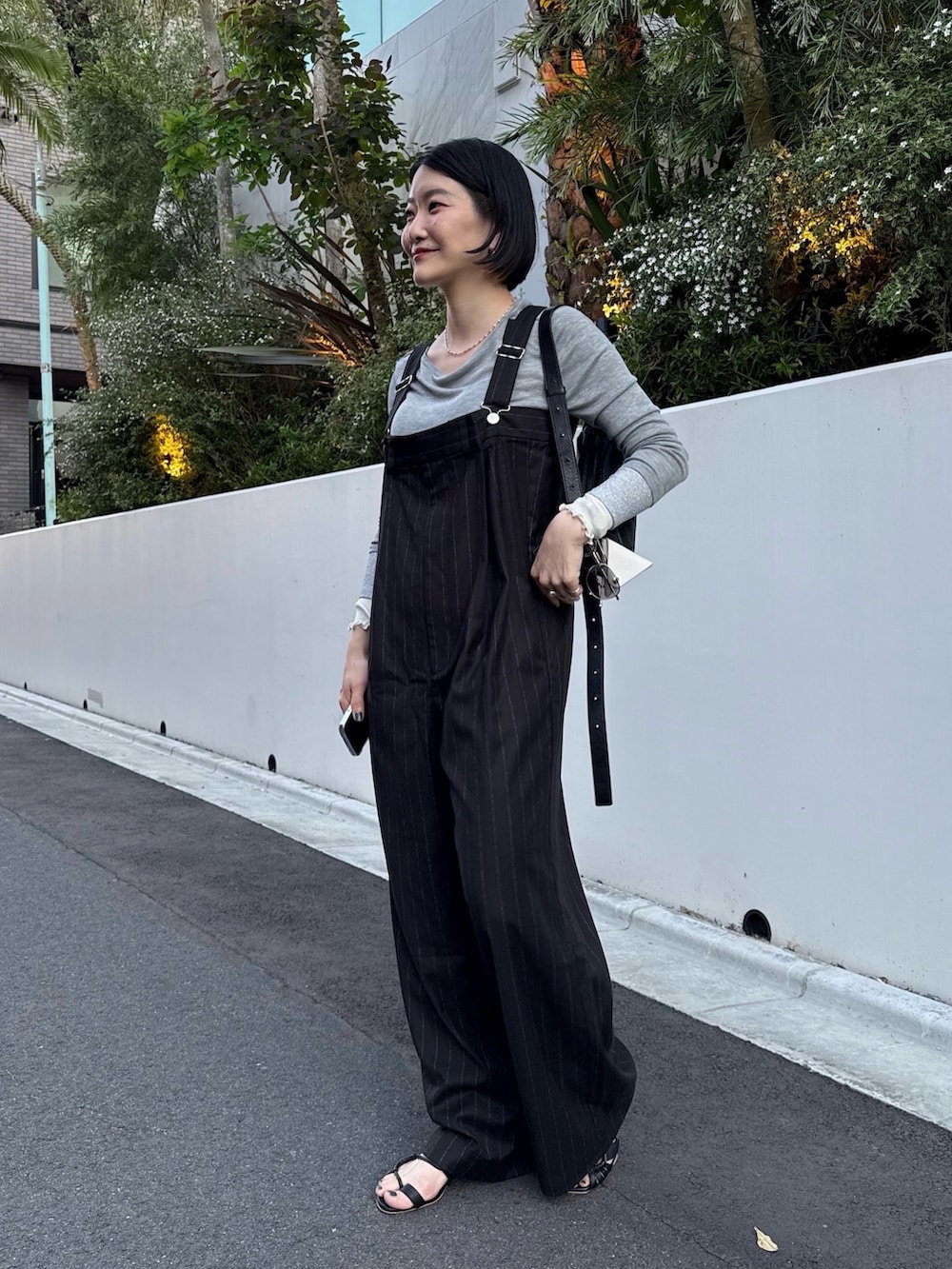 「モノトーン、サングラス、ショルダーバッグ、サンダル、休日スタイル、きれいめカジュアル、オトナ女子、オールインワン、ピンストライプ、イアパピヨネ、ear PAPILLONNER」｜「ear PAPILLONNERの袖メロウカットソー【SUM1 STYLE(スミスタイル)】（Tシャツ/カットソー、グレー系）」を使った、ear_yamadaさん（レディース・159cm）の春コーディネートの2枚目の写真