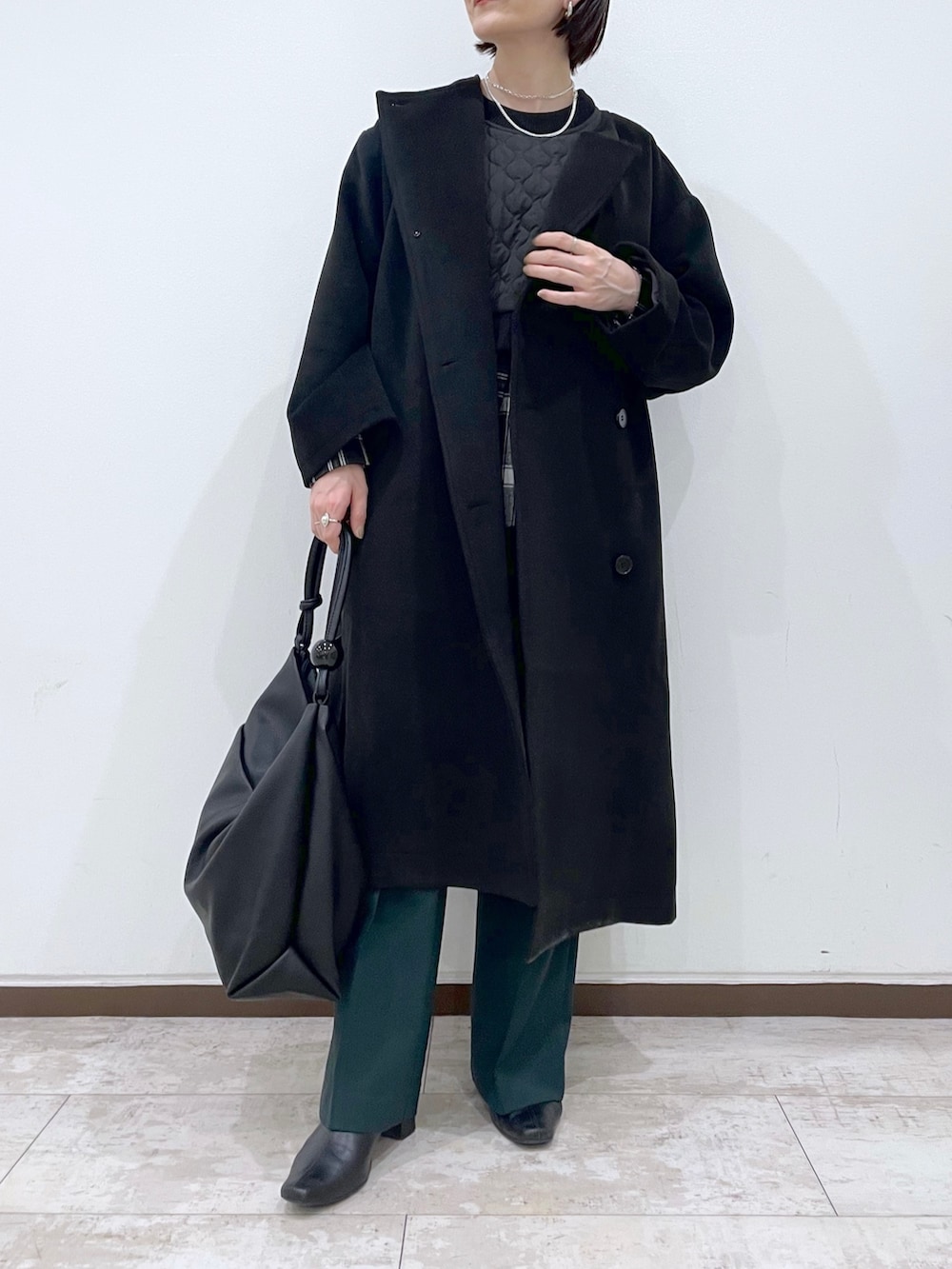 「イアパピヨネ、ear PAPILLONNER、冬コーデ、スクエアトゥ、ロングコート、クリスマスに着たい服、レイヤードスタイル、キルティング、チェック、チェック柄、カラーパンツ、フレアパンツ、ショート丈トップス、きれいめカジュアル、差し色」｜「インスタ😊のアイテム（その他、ピンク系）」を使った、ear_yamadaさん（レディース・159cm）の秋コーディネートの3枚目の写真