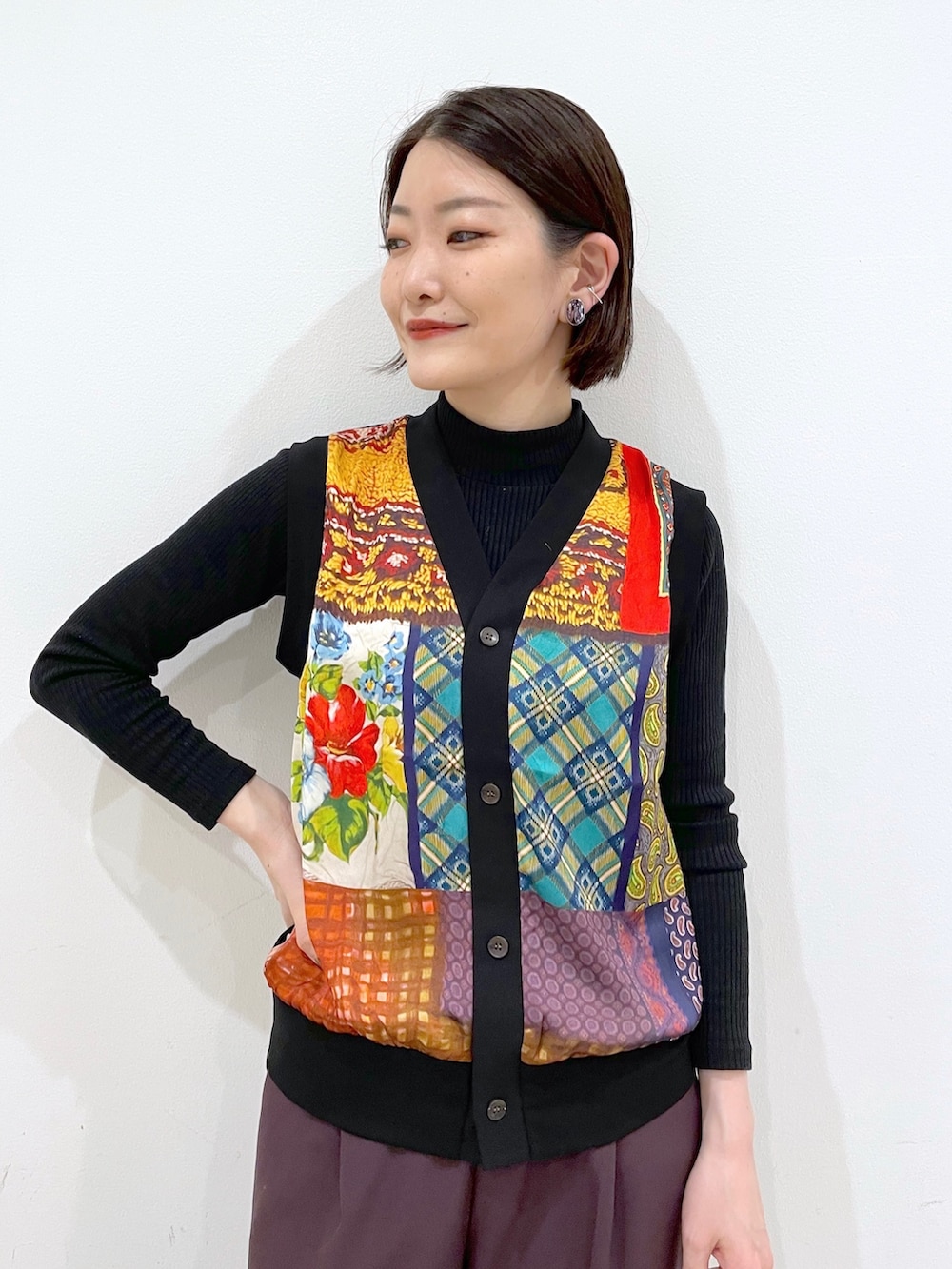 「クリスマスに着たい服、イアパピヨネ、ear PAPILLONNER、レイヤードスタイル、マイベストコーデ2022、休日スタイル、きれいめカジュアル、チェック、冬コーデ、ベスト、カラーコーデ、ハンドバッグ、ボストンバッグ、大人カジュアル、パープル」｜「インスタ😊のアイテム（その他、ピンク系）」を使った、ear_yamadaさん（レディース・159cm）の冬コーディネートの3枚目の写真