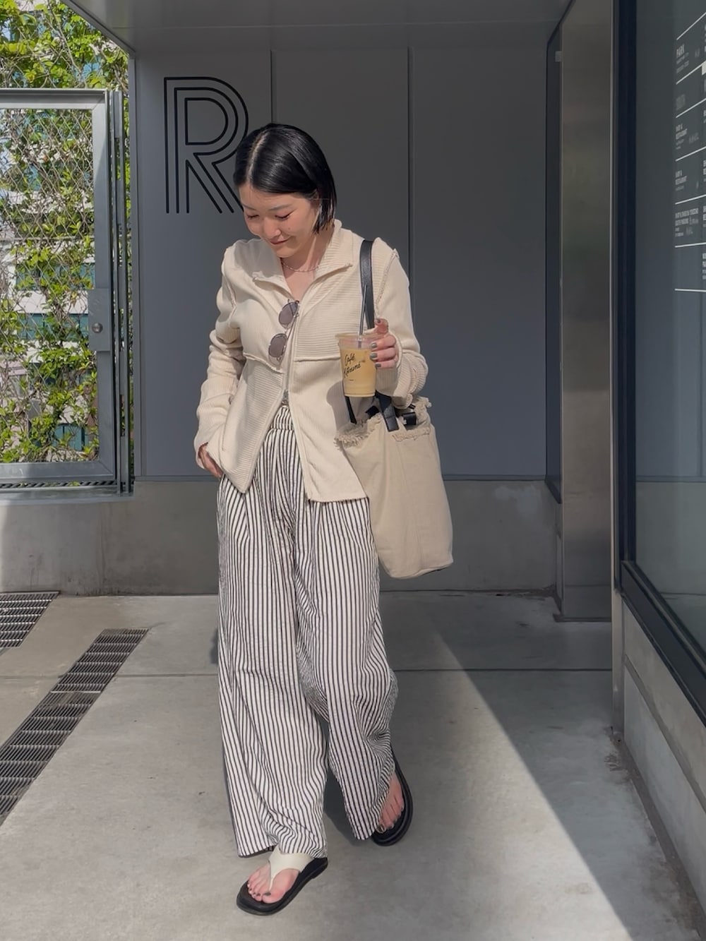 「サングラス、レイヤードスタイル、ワイドパンツ、サンダル、韓国ファッション、春夏コーデ、シンプルコーデ、休日スタイル、お出かけコーデ、ショルダーバッグ、モノトーン、トートバッグ、おでかけコーデ、イアパピヨネ、ear PAPILLONNER」｜「ear PAPILLONNERのイージードロストパンツ【SUM1 STYLE(スミスタイル)】（その他パンツ、ホワイト系）」を使った、ear_yamadaさん（レディース・159cm）の春コーディネートの2枚目の写真