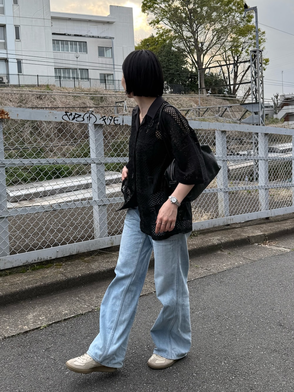 ブラック系のボストンバッグ、ブラック系のチャームを着用したレディースの春コーディネートの5枚目の写真