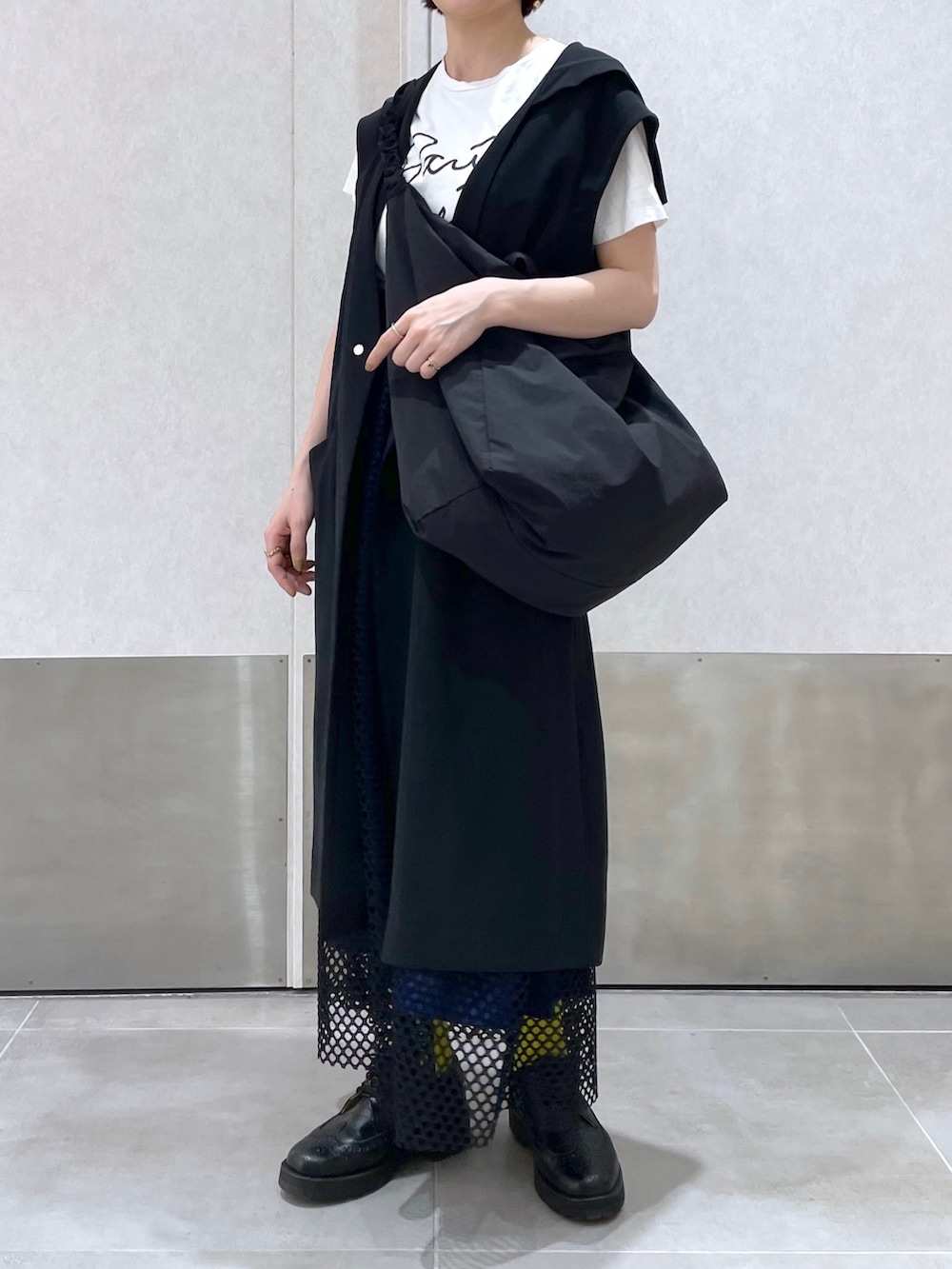 「イアパピヨネ、ear PAPILLONNER、ビッグシルエット、ストリート、春服みてみて、休日スタイル、モノトーン、ベスト、春コーデ、旅行コーデ、ワントーンコーデ、大人カジュアル、イエロー、スニーカー、ロングベスト」｜「インスタ😊のアイテム（その他、ピンク系）」を使った、ear_yamadaさん（レディース・159cm）の春コーディネートの3枚目の写真