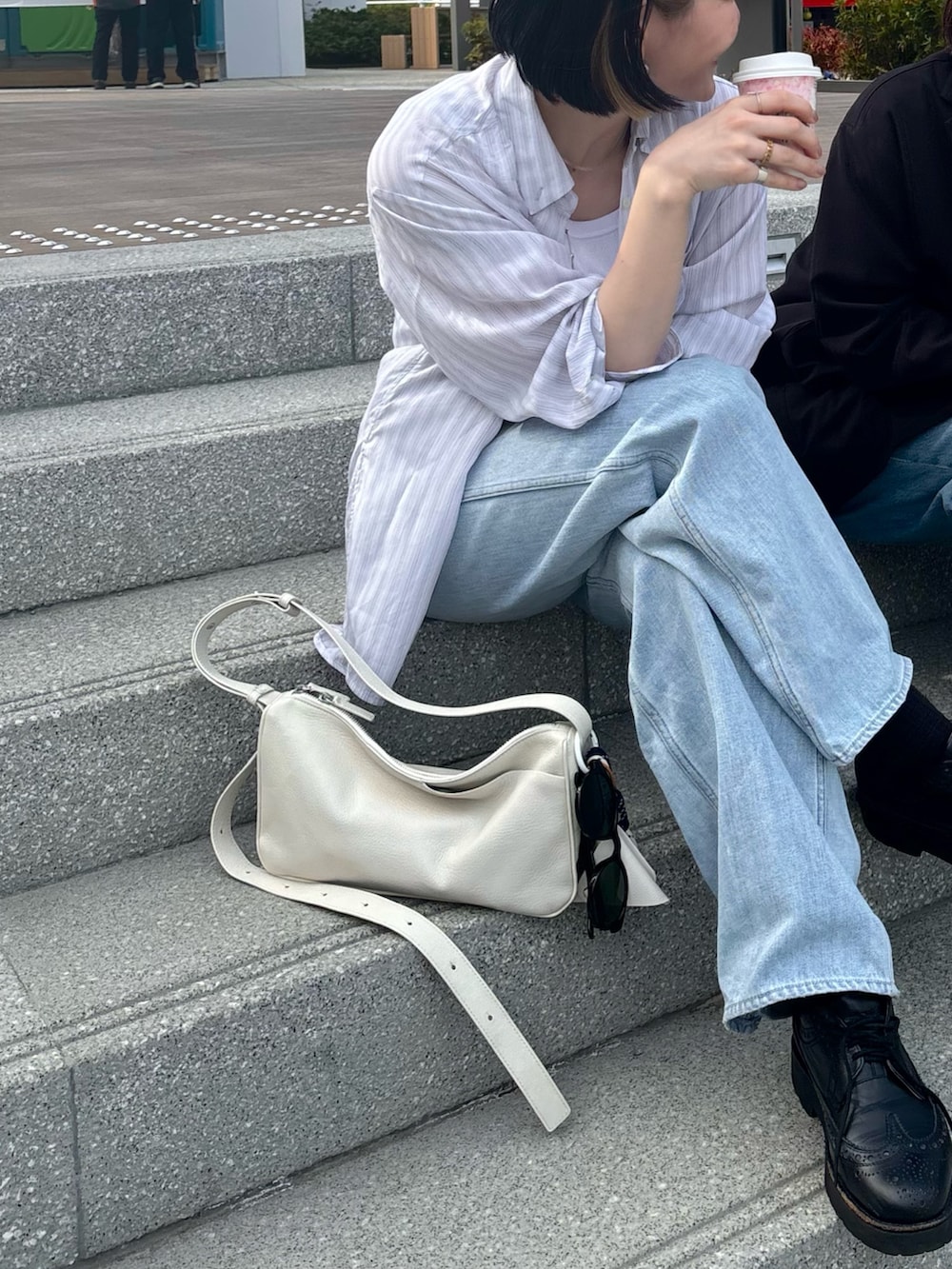 「春色、春めき満開コーデ、春コーデ、大人カジュアル、ストライプシャツ、休日スタイル、お出かけコーデ、ショルダーバッグ、キレイめカジュアル、初春コーデ、30代コーデ、イアパピヨネ、ear PAPILLONNER」｜「ear PAPILLONNERの《本革/軽量280g》ミニスワローマチショルダーバッグ（ショルダーバッグ、シルバー系）」を使った、ear_yamadaさん（レディース・159cm）の春コーディネートの3枚目の写真