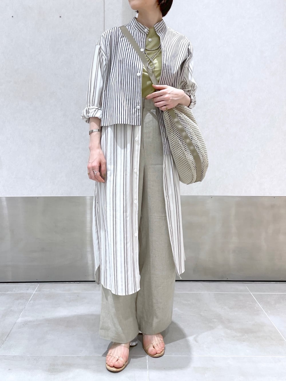 「イアパピヨネ、ear PAPILLONNER、春服みてみて、休日スタイル、春コーデ、オフィスカジュアル、ショルダーバッグ、ベージュ、シャツスタイル、メッシュ、メッシュバッグ、ストライプシャツ、サンダル、ワントーンコーデ、カラーコーデ」｜「インスタ😊のアイテム（その他、ピンク系）」を使った、ear_yamadaさん（レディース・159cm）の春コーディネートの2枚目の写真