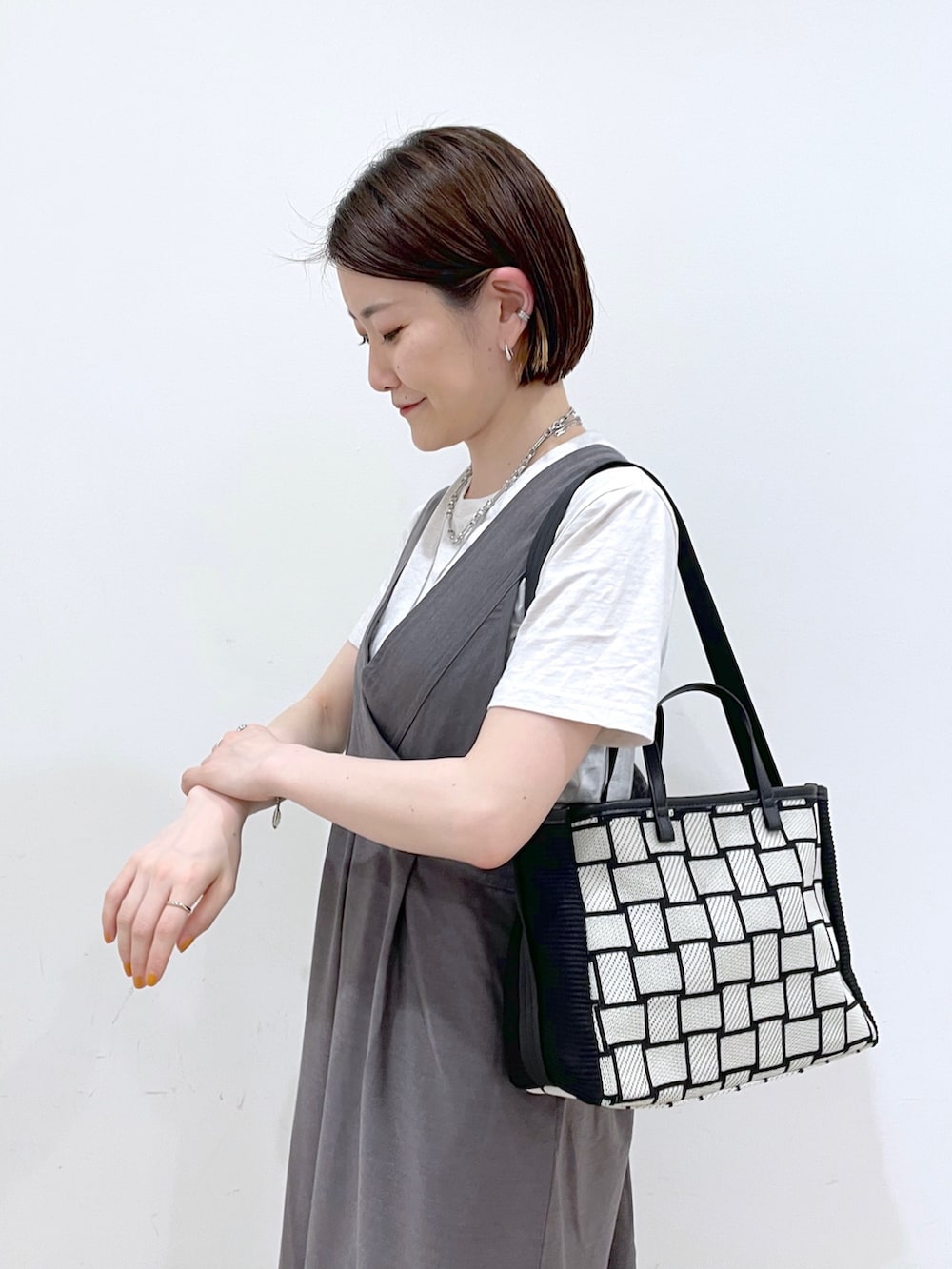 「イアパピヨネ、ear PAPILLONNER、シンプルコーデ、トートバッグ、休日スタイル、ロングスカート、キャミワンピ、ハンドバッグ、厚底シューズ、セットアップ、チェック、ジャンパースカート、マキシ丈ワンピース、Tシャツ、白Tシャツ」｜「インスタ😊のアイテム（その他、ピンク系）」を使った、ear_yamadaさん（レディース・159cm）の春コーディネートの2枚目の写真