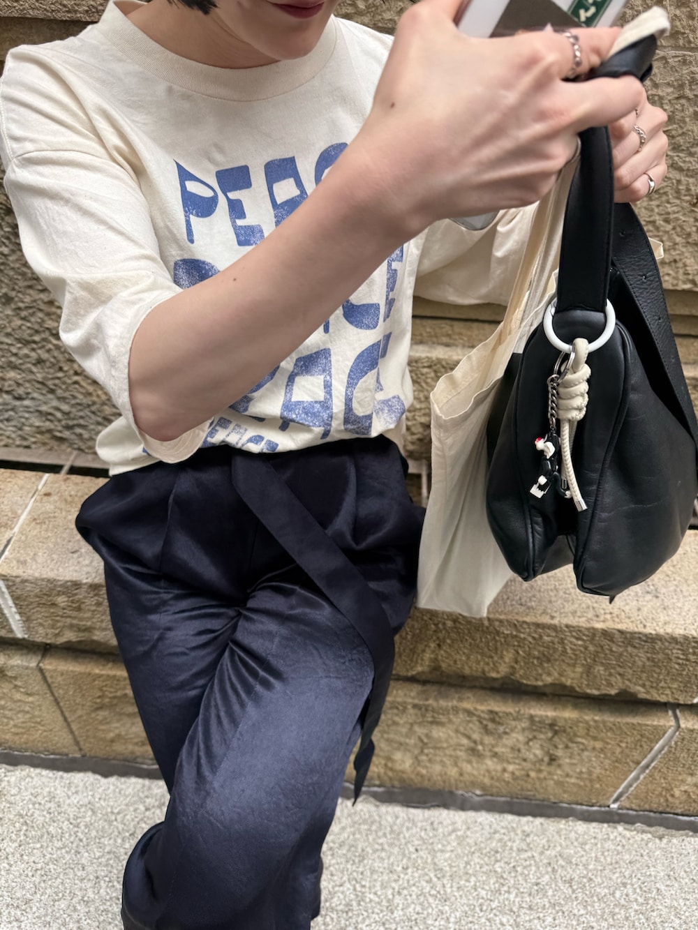 「サンダル、トートバッグ、きれいめカジュアル、夏コーデ、韓国ファッション、ショルダーバッグ、シンプル、30代ファッション、Tシャツ、イアパピヨネ、ear PAPILLONNER、ロゴT、レザーバッグ」｜「ear PAPILLONNERの《本革》スワロ―マチショルダーバッグ（ショルダーバッグ、ブラック系）」を使った、ear_yamadaさん（骨格ナチュラル・レディース・159cm）の夏コーディネートの2枚目の写真