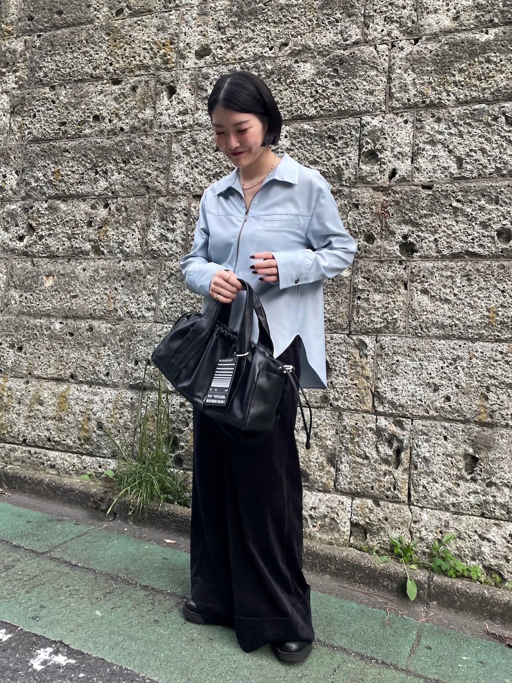 ブラック系のボストンバッグ、ブラック系のその他パンツ、ブラック系のその他を着用したレディースの秋コーディネートの2枚目の写真