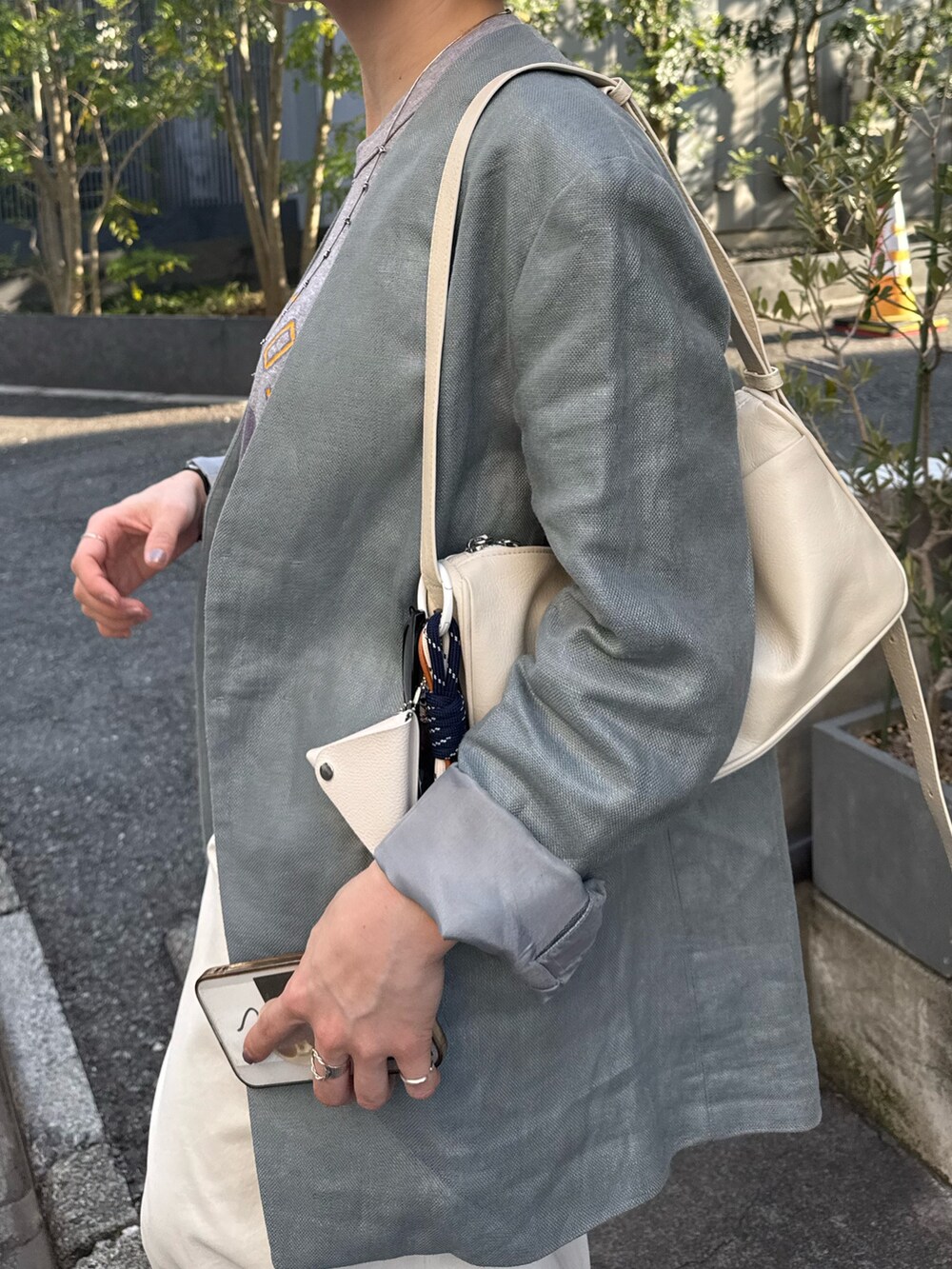 「春めき満開コーデ、春色、テーラードジャケット、淡色コーデ、休日スタイル、お出かけコーデ、ショルダーバッグ、春、オトナカジュアル、キレイめカジュアル、春服、淡色女子、イアパピヨネ、ear PAPILLONNER」｜「ear PAPILLONNERの《本革/超軽量280g》ミニスワローマチショルダーバッグ（ショルダーバッグ、ホワイト系）」を使った、ear_yamadaさん（レディース・159cm）の春コーディネートの2枚目の写真